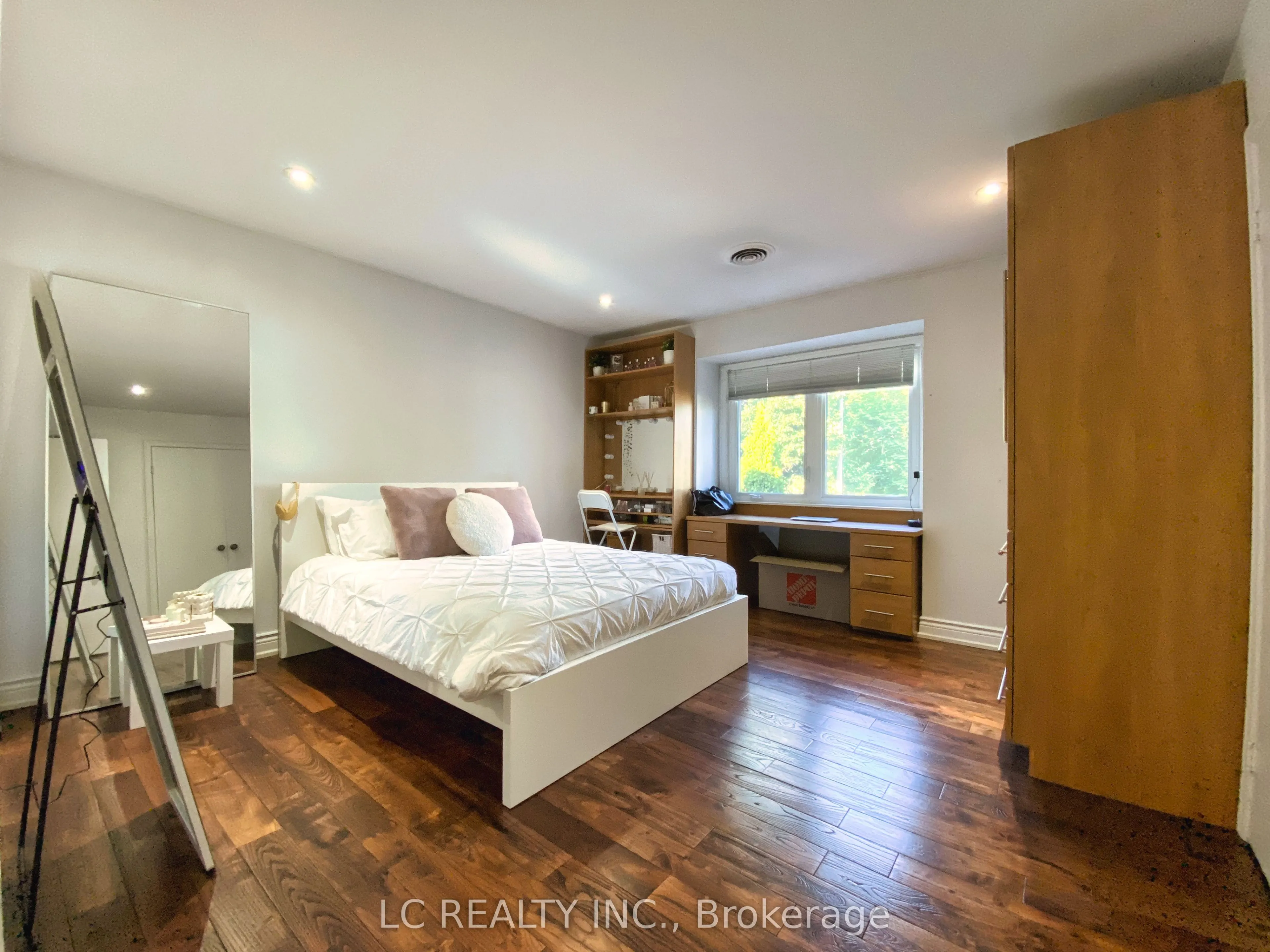 141 Mossgrove Trail