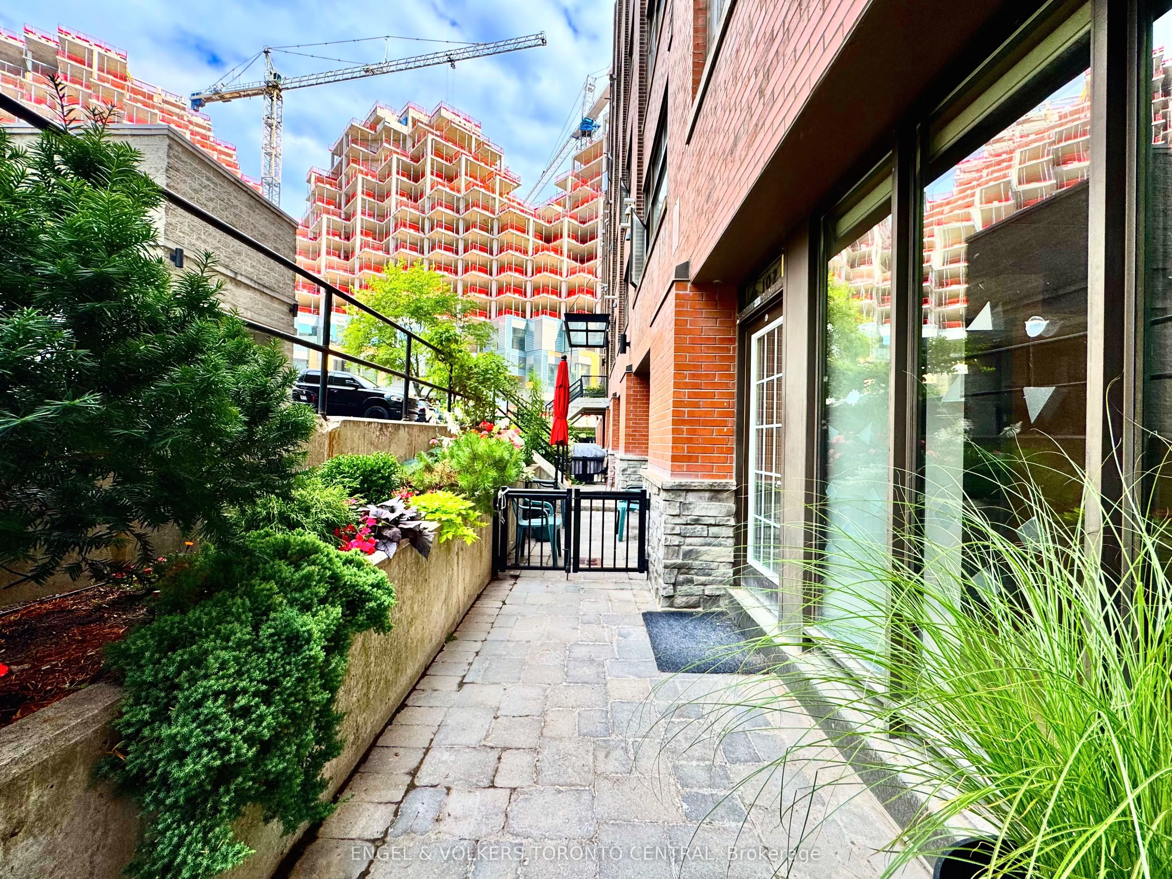 436 Wellington Street W, #102