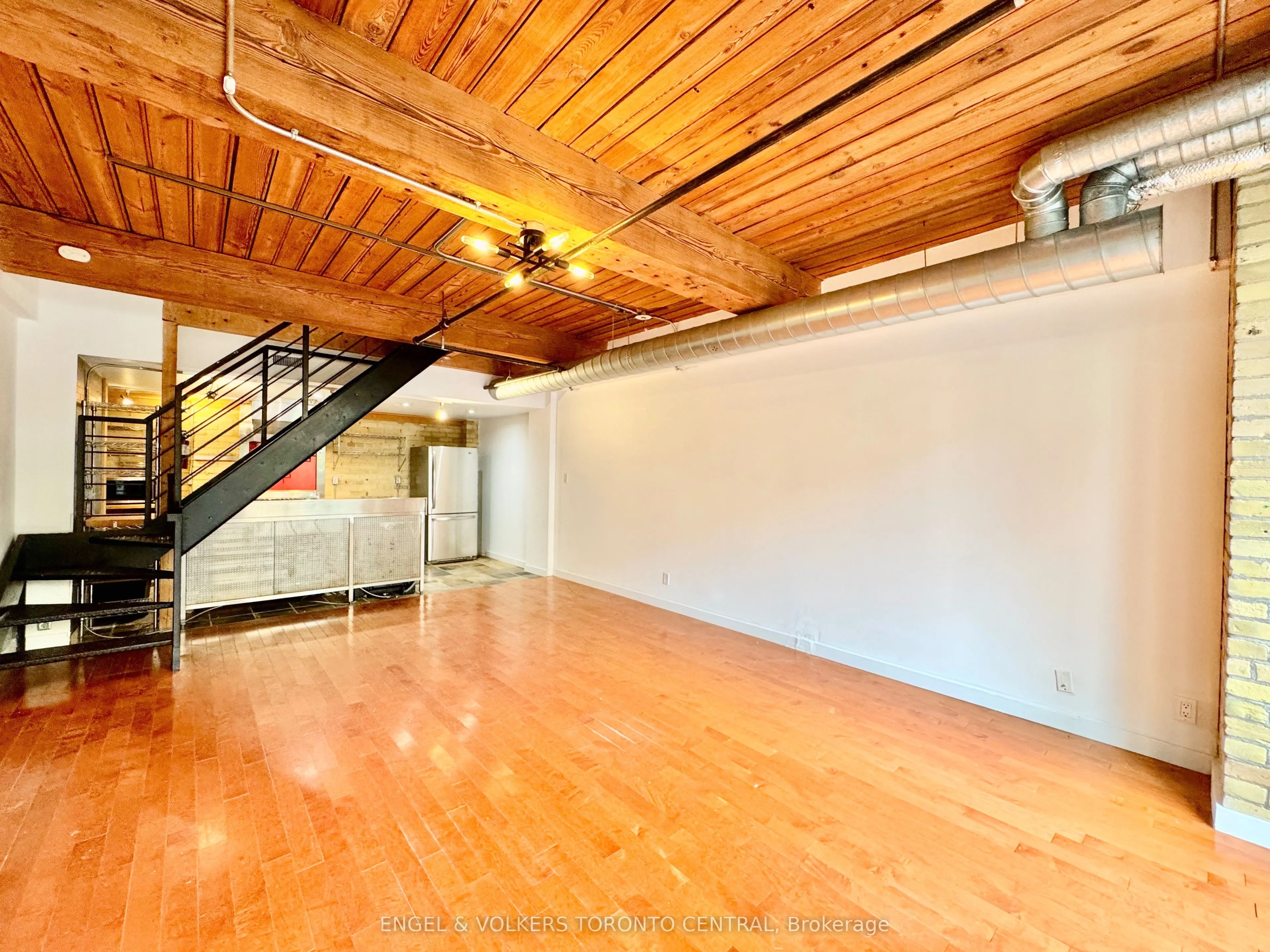 436 Wellington Street W, #102