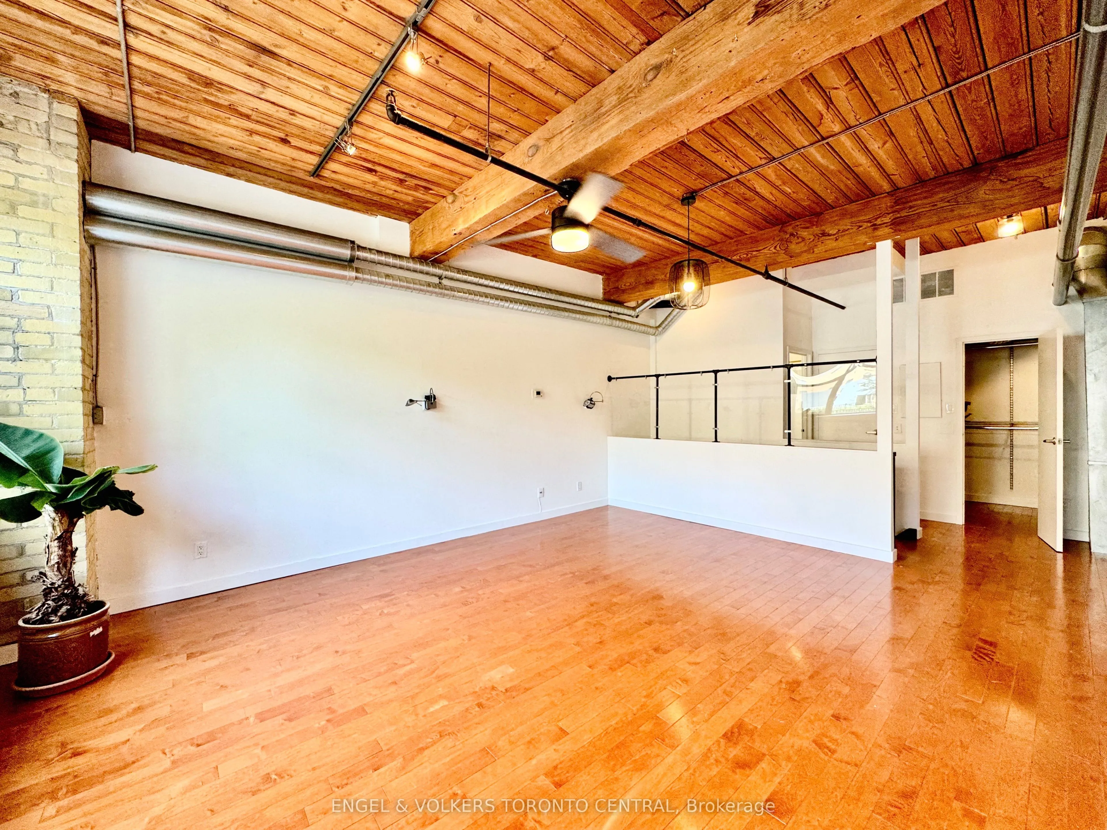 436 Wellington Street W, #102