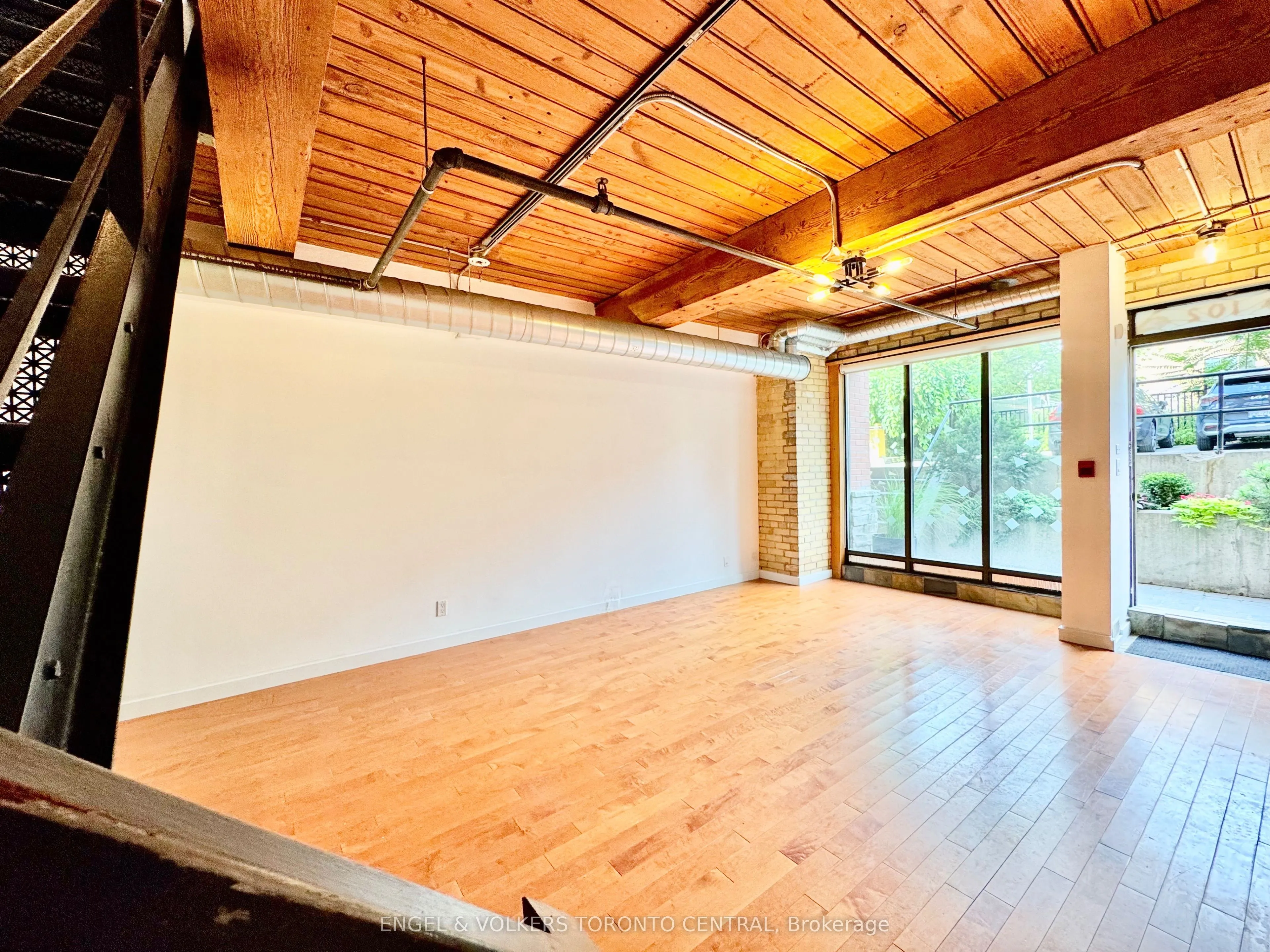 436 Wellington Street W, #102