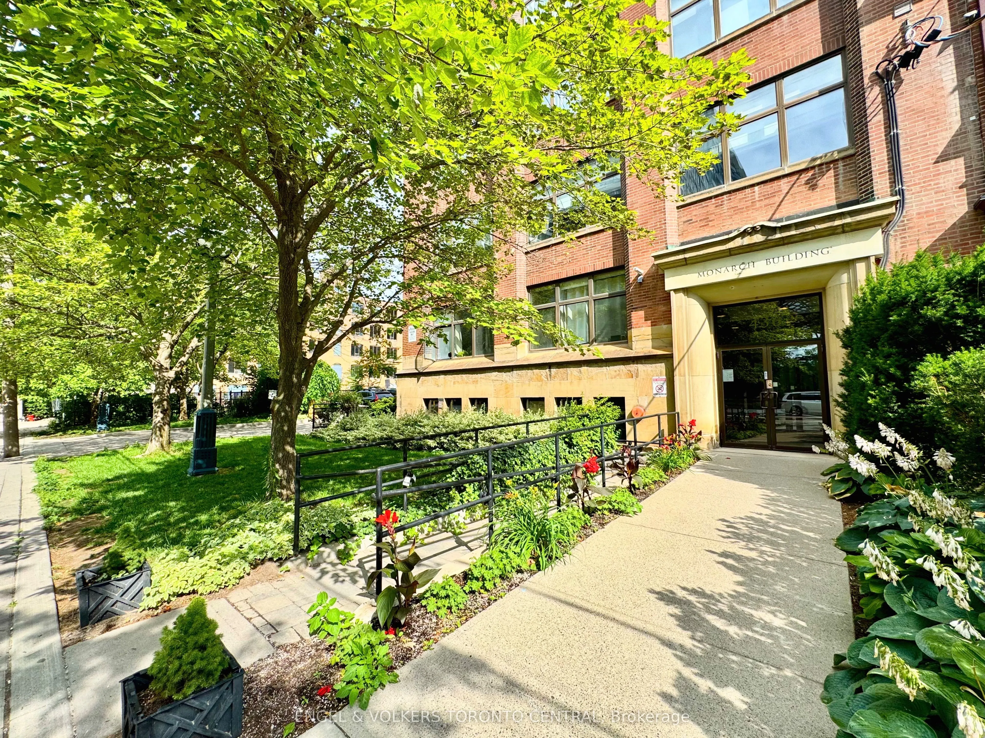 436 Wellington Street W, #102