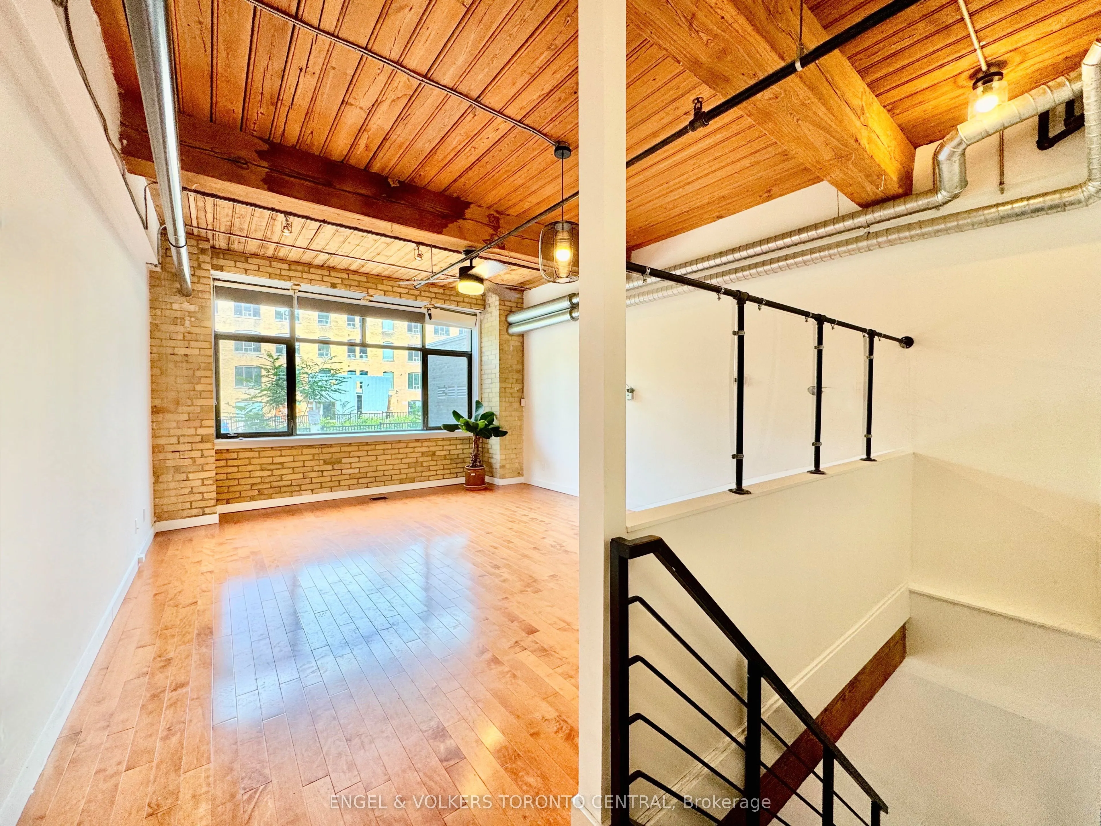 436 Wellington Street W, #102