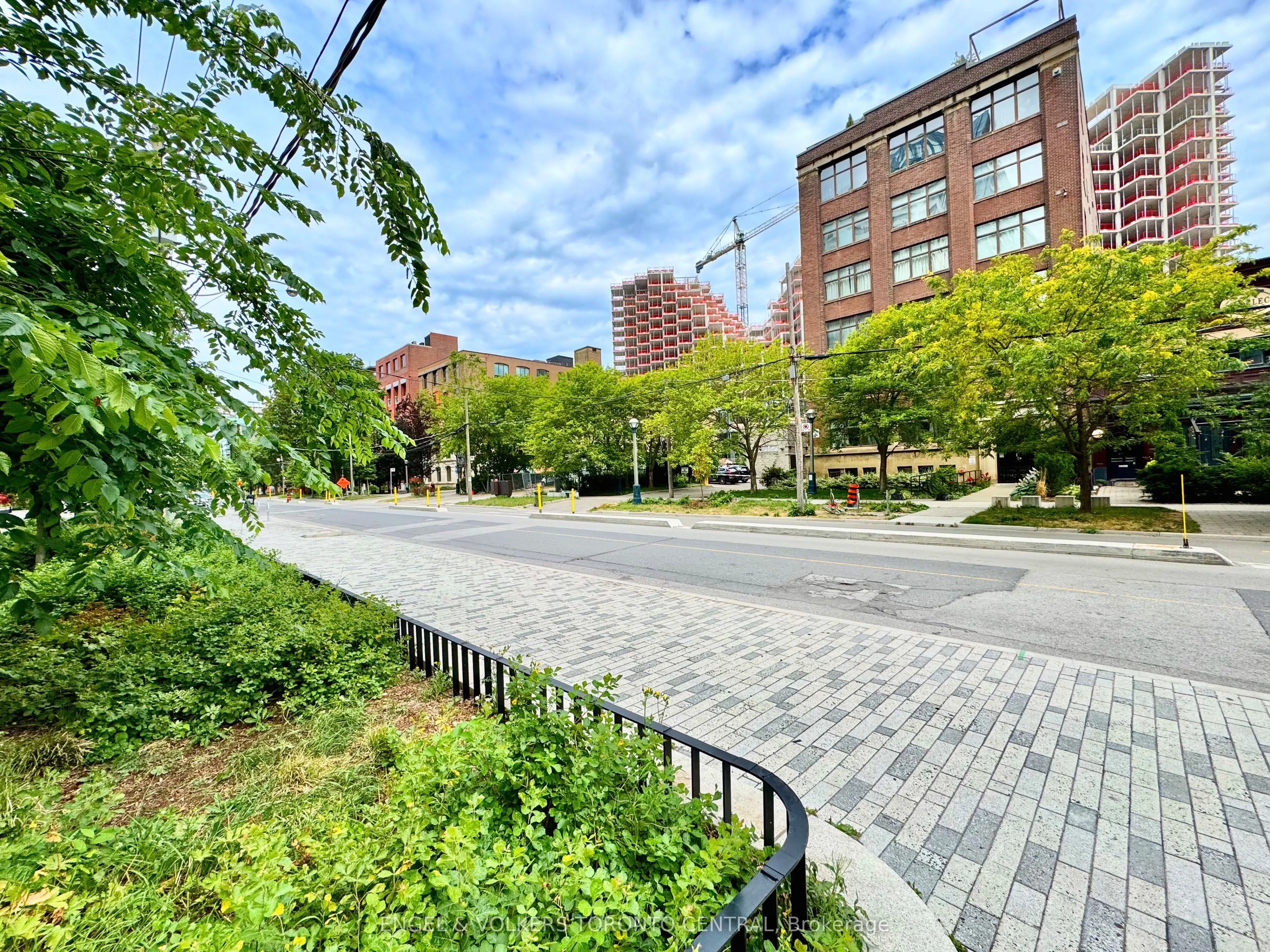 436 Wellington Street W, #102