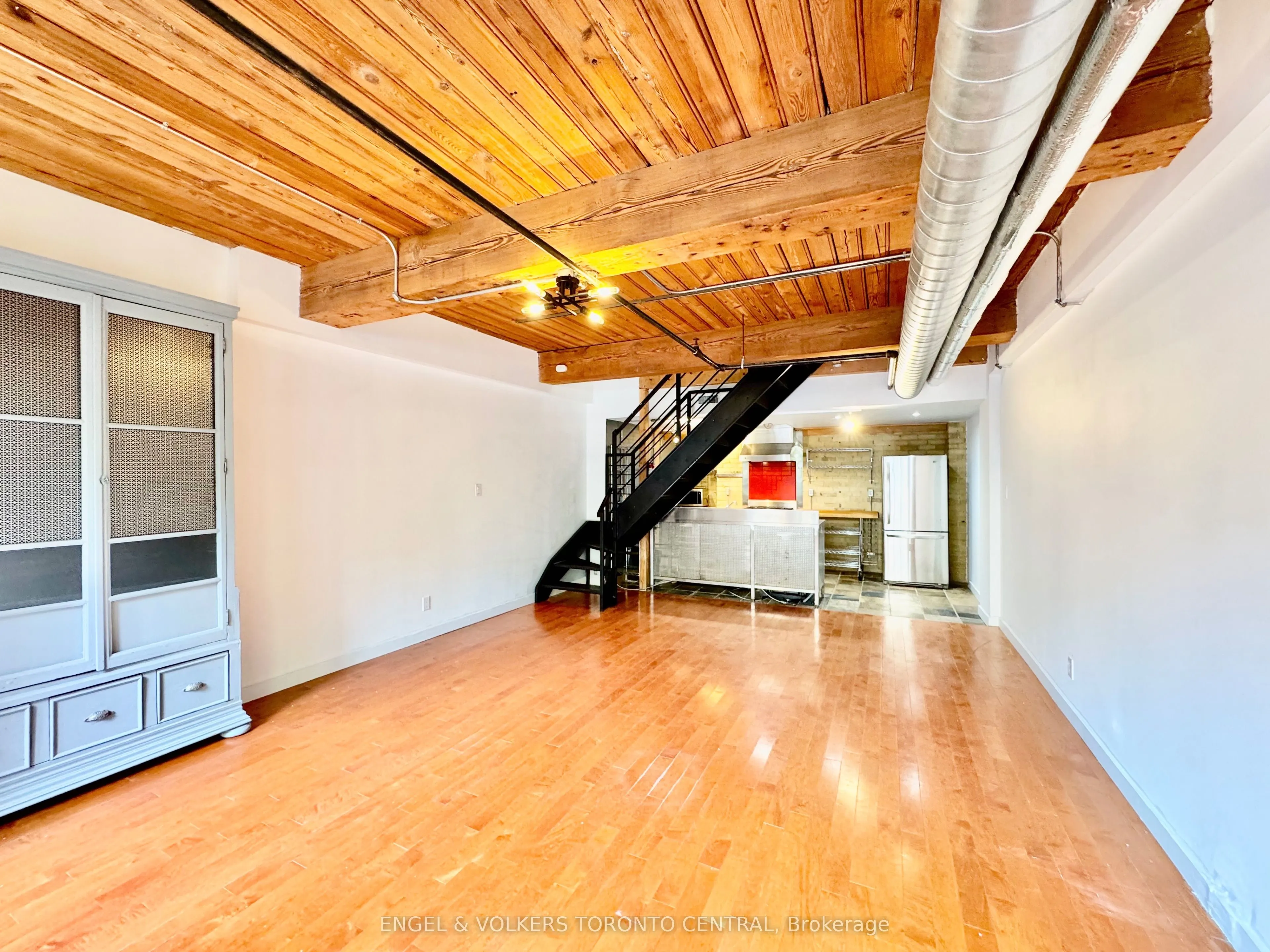 436 Wellington Street W, #102