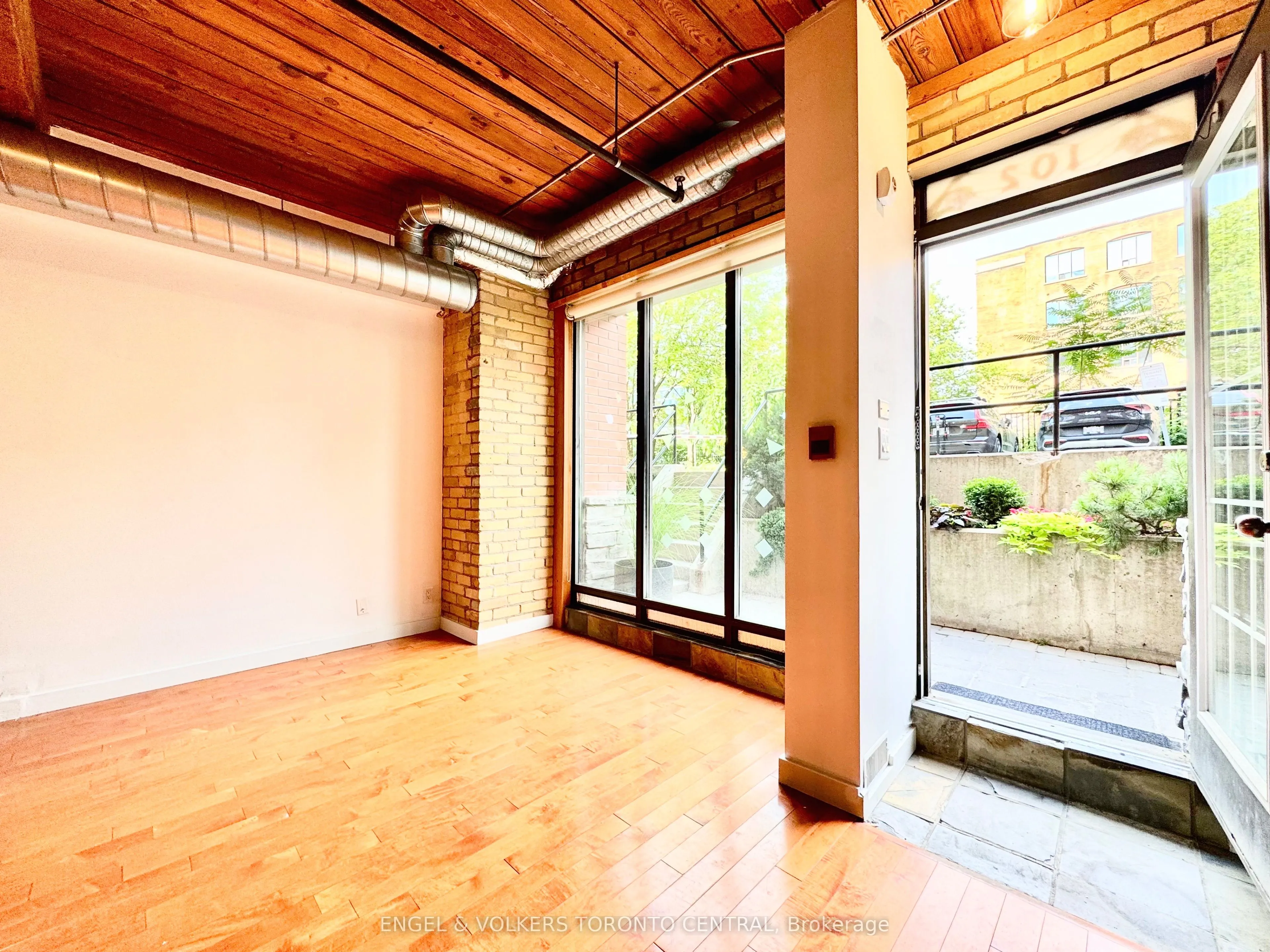 436 Wellington Street W, #102