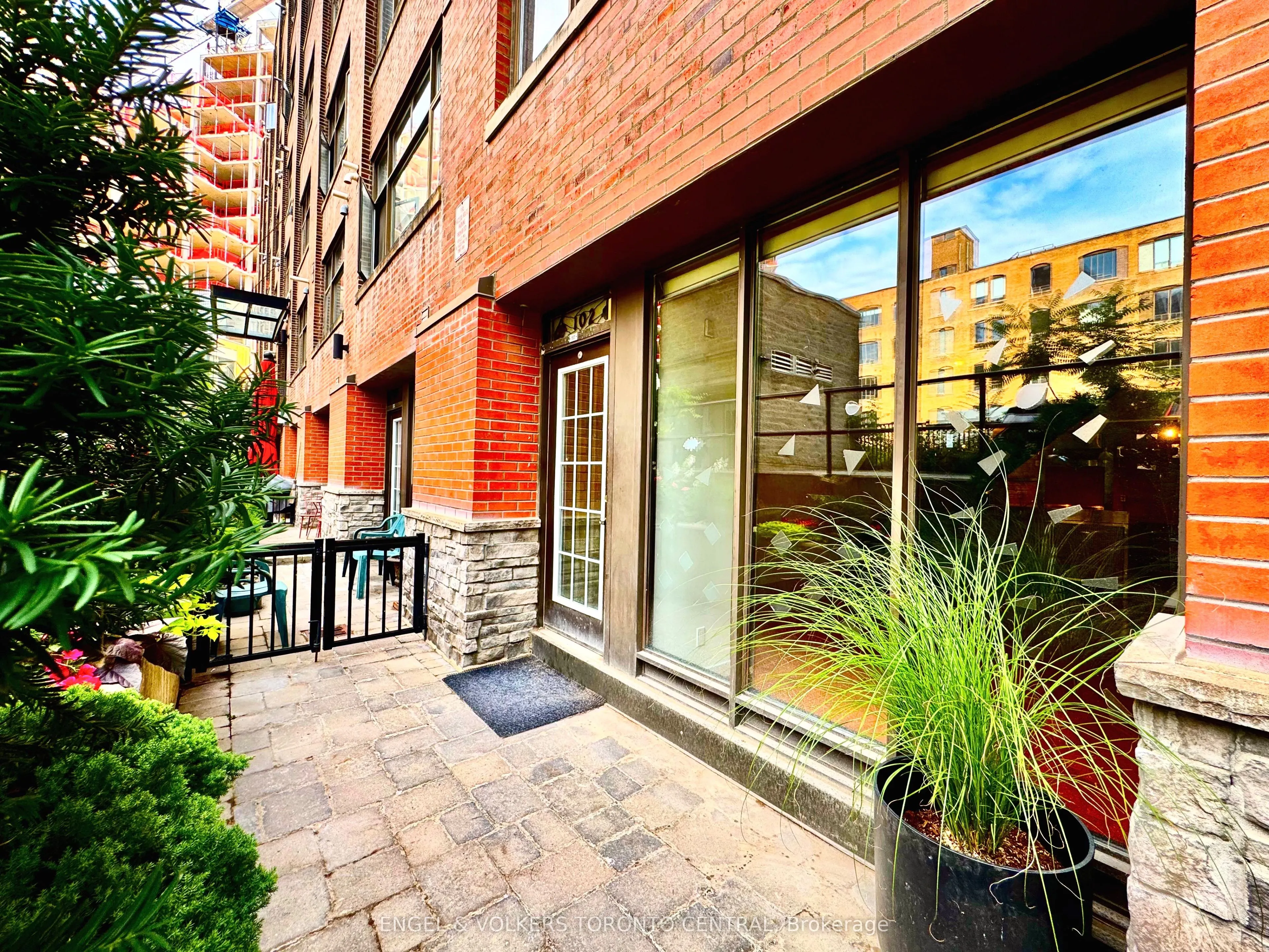436 Wellington Street W, #102
