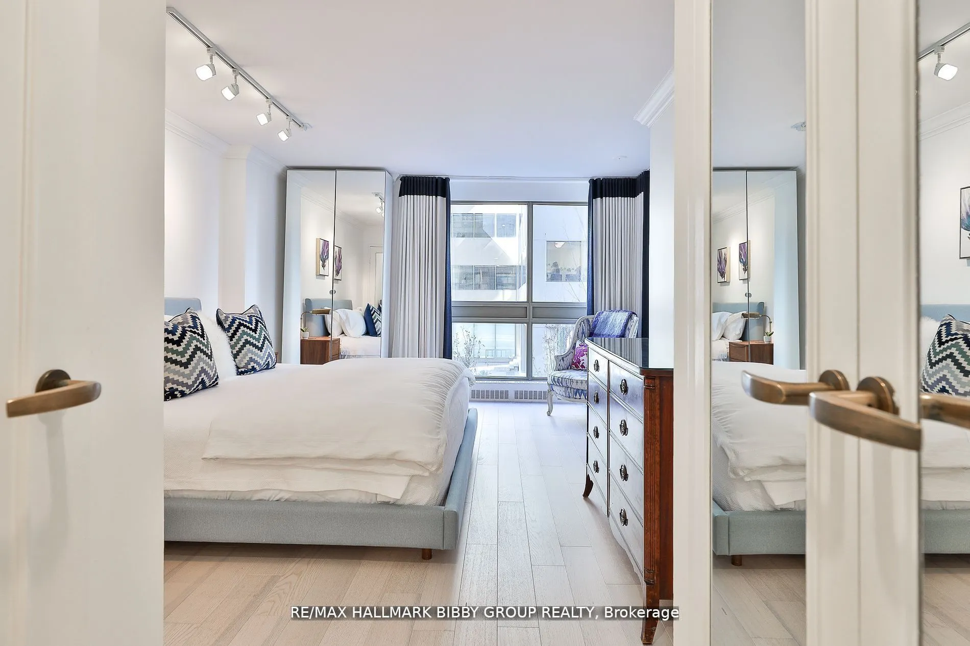61 St Clair Avenue W, #206