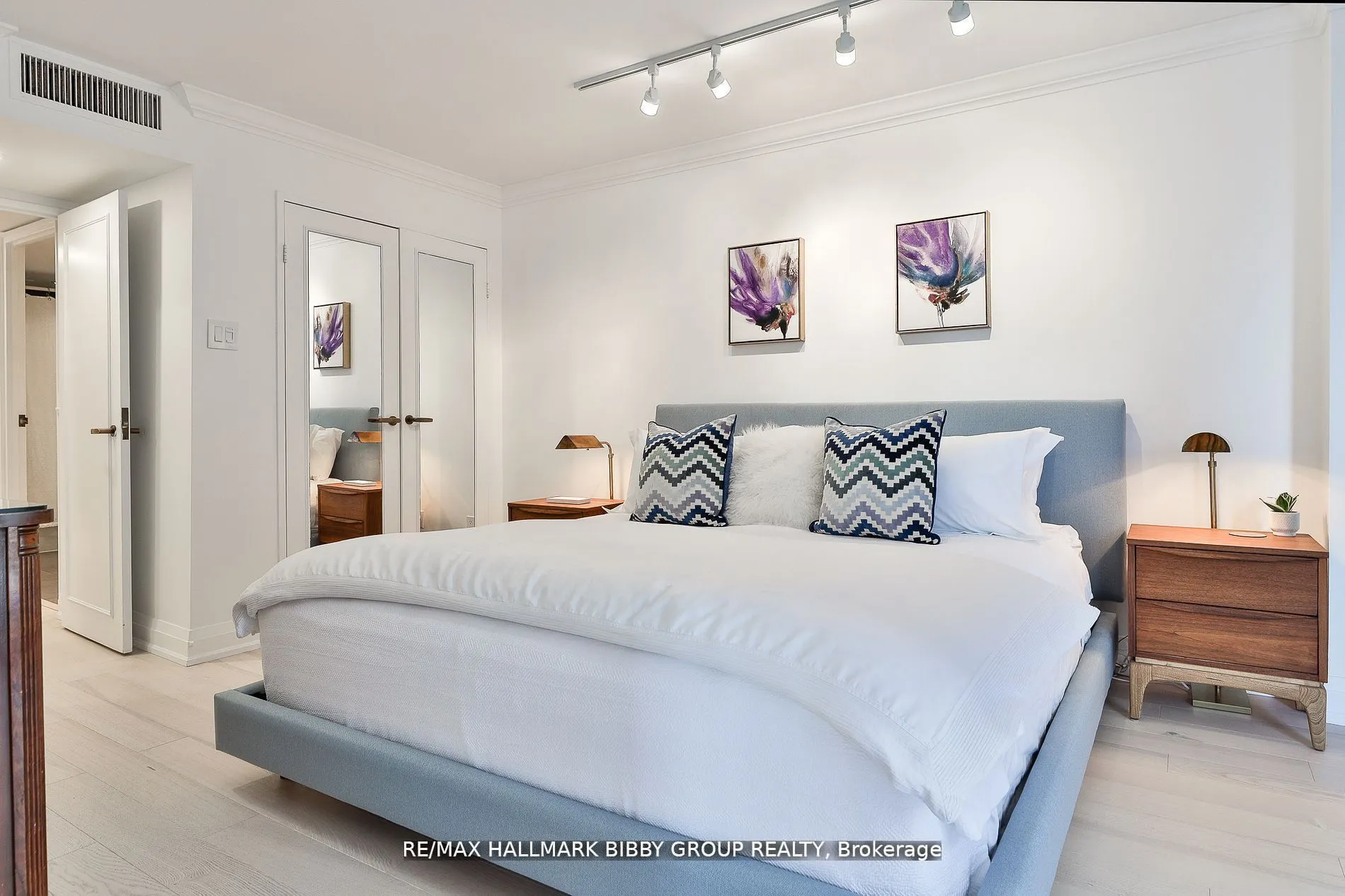 61 St Clair Avenue W, #206