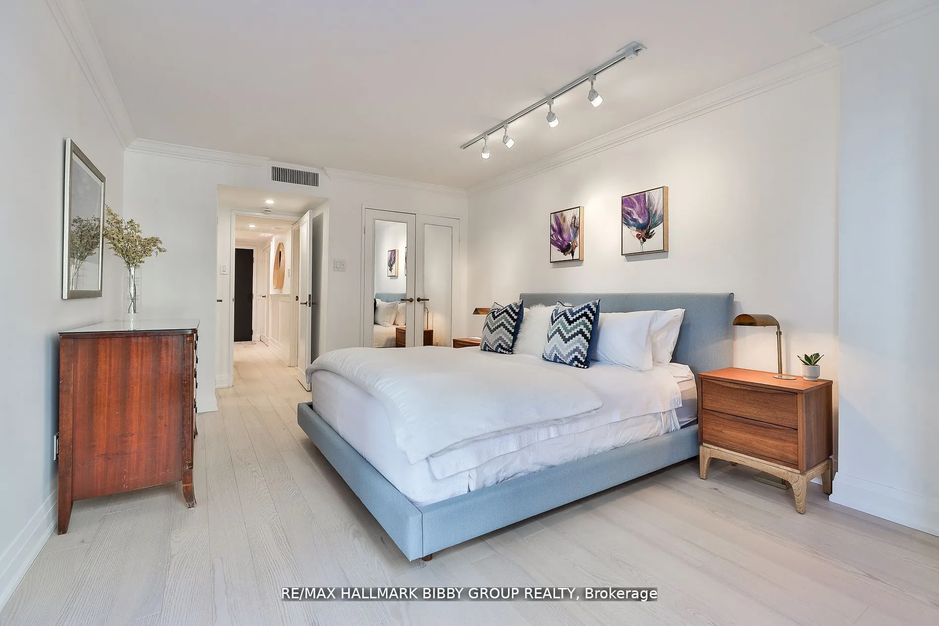 61 St Clair Avenue W, #206