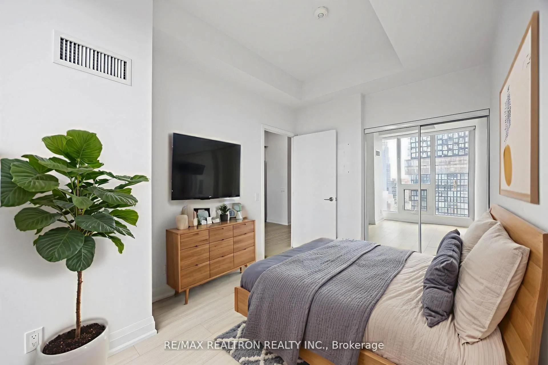 181 Dundas Street E, #1207