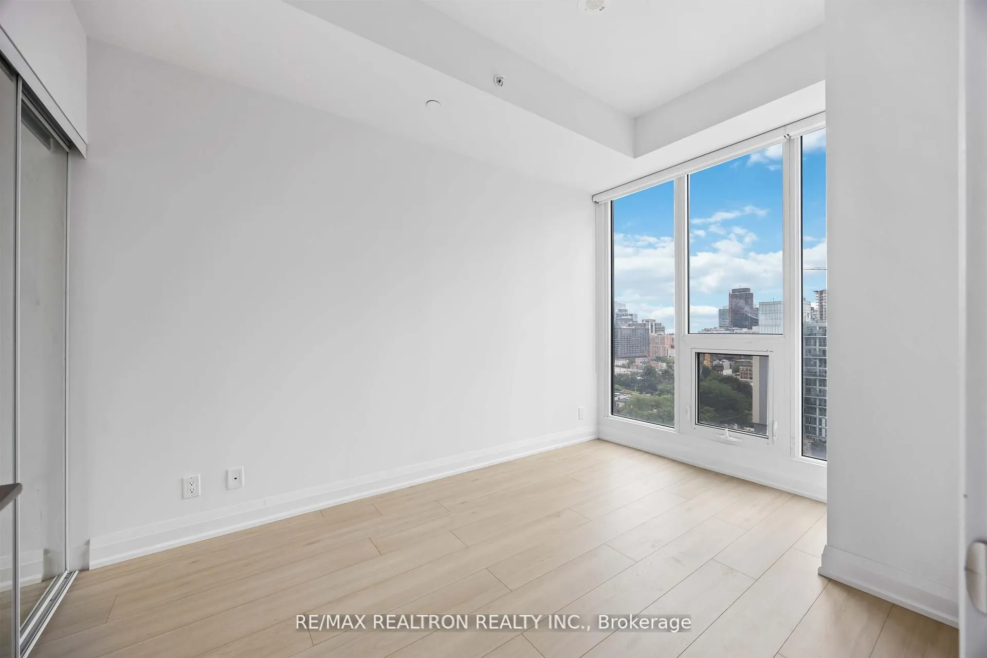 181 Dundas Street E, #1207