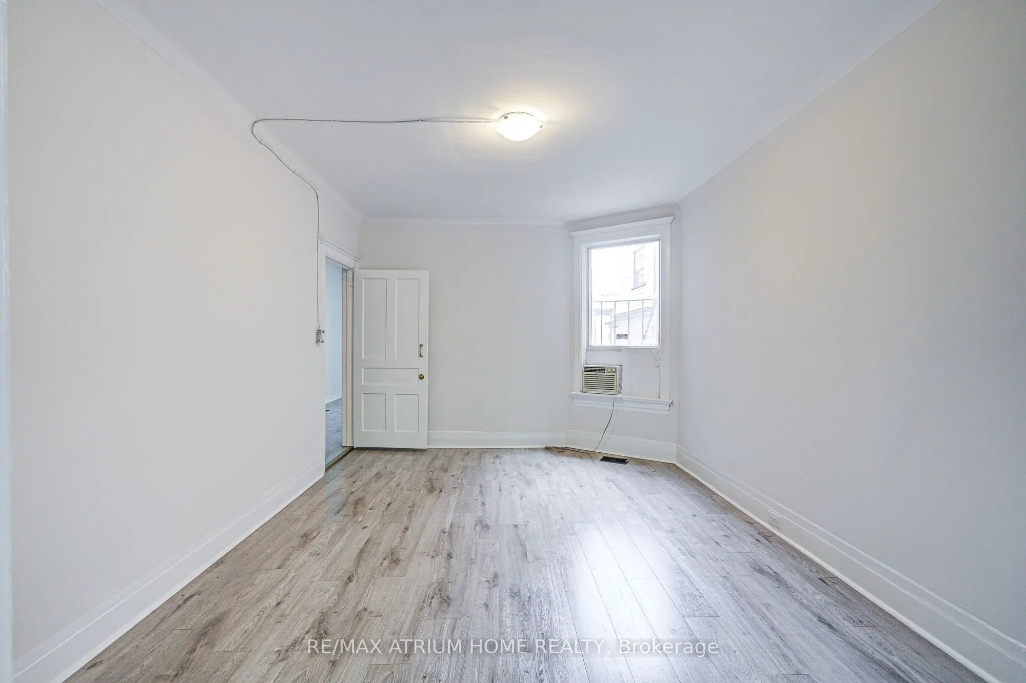 1000 Dundas Street W