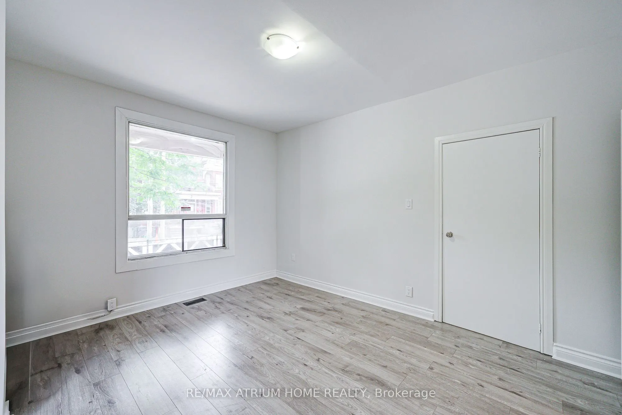 1000 Dundas Street W