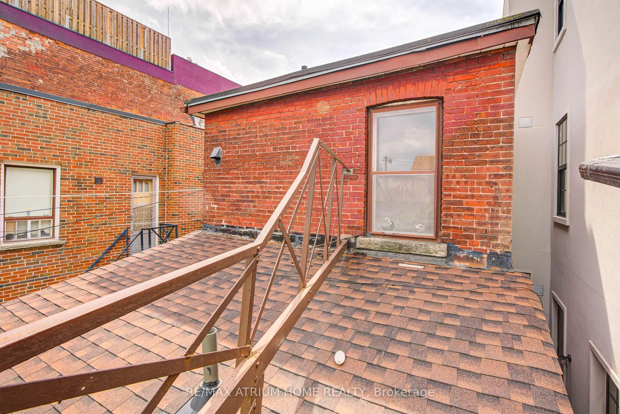 1000 Dundas Street W