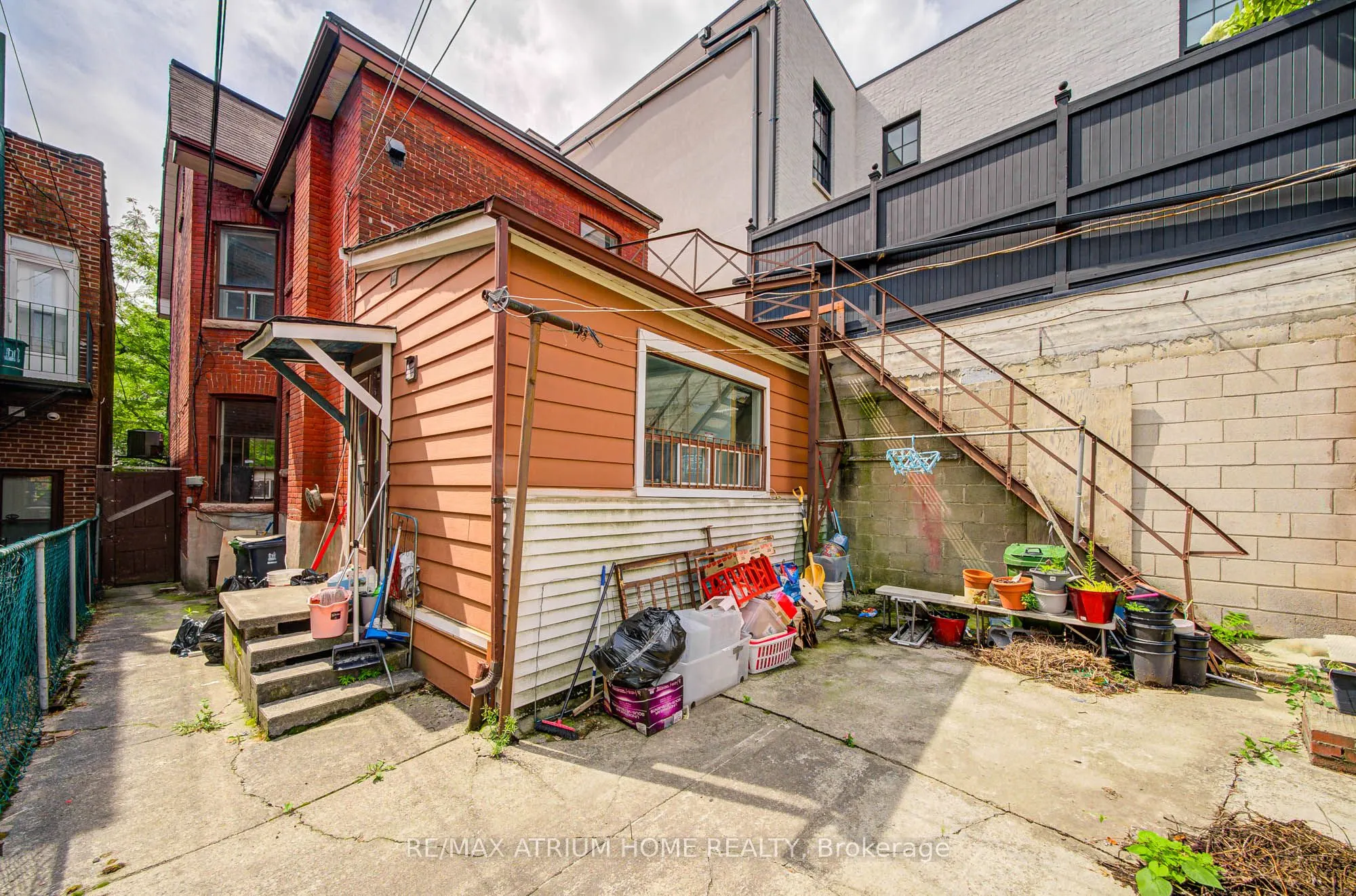 1000 Dundas Street W