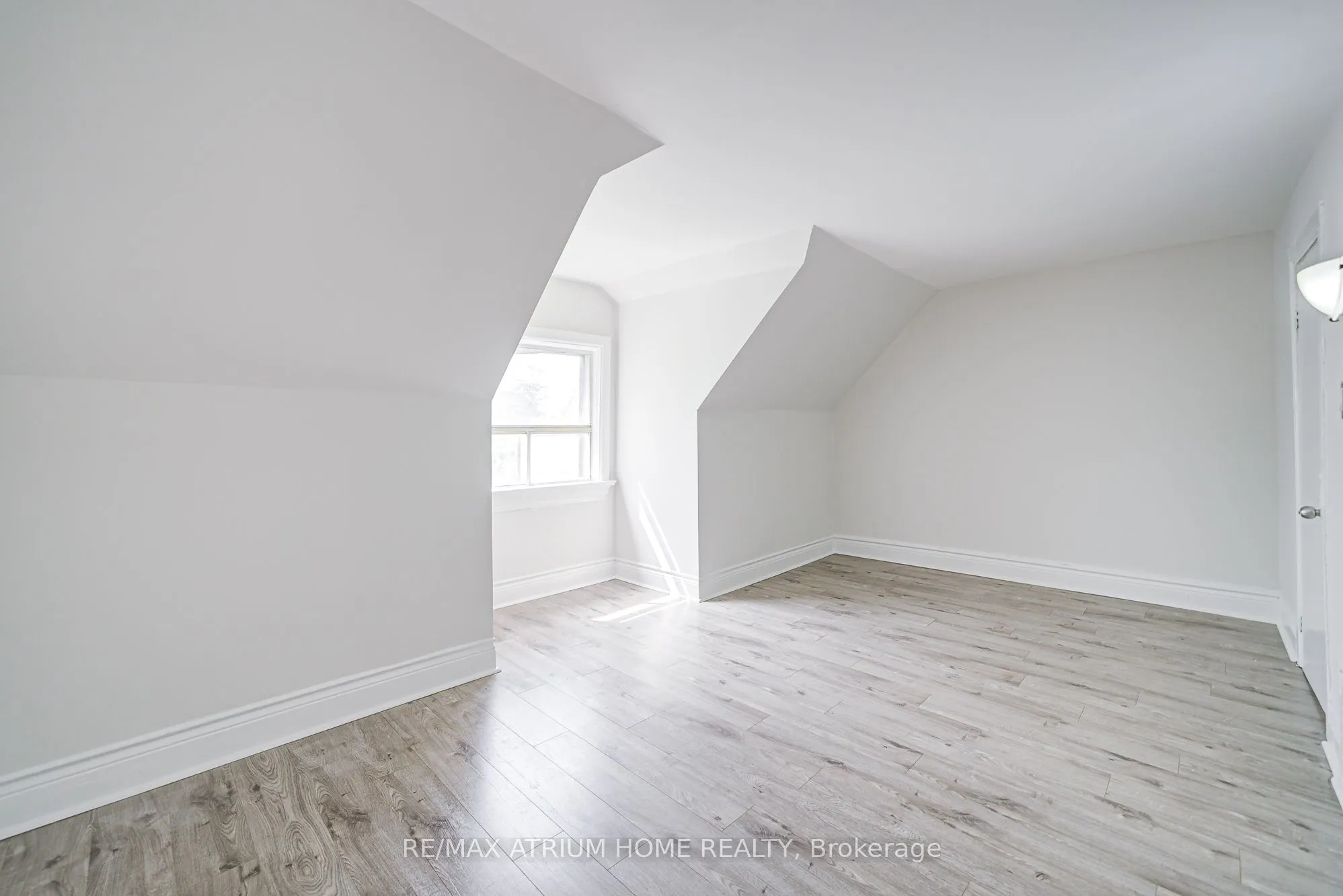 1000 Dundas Street W