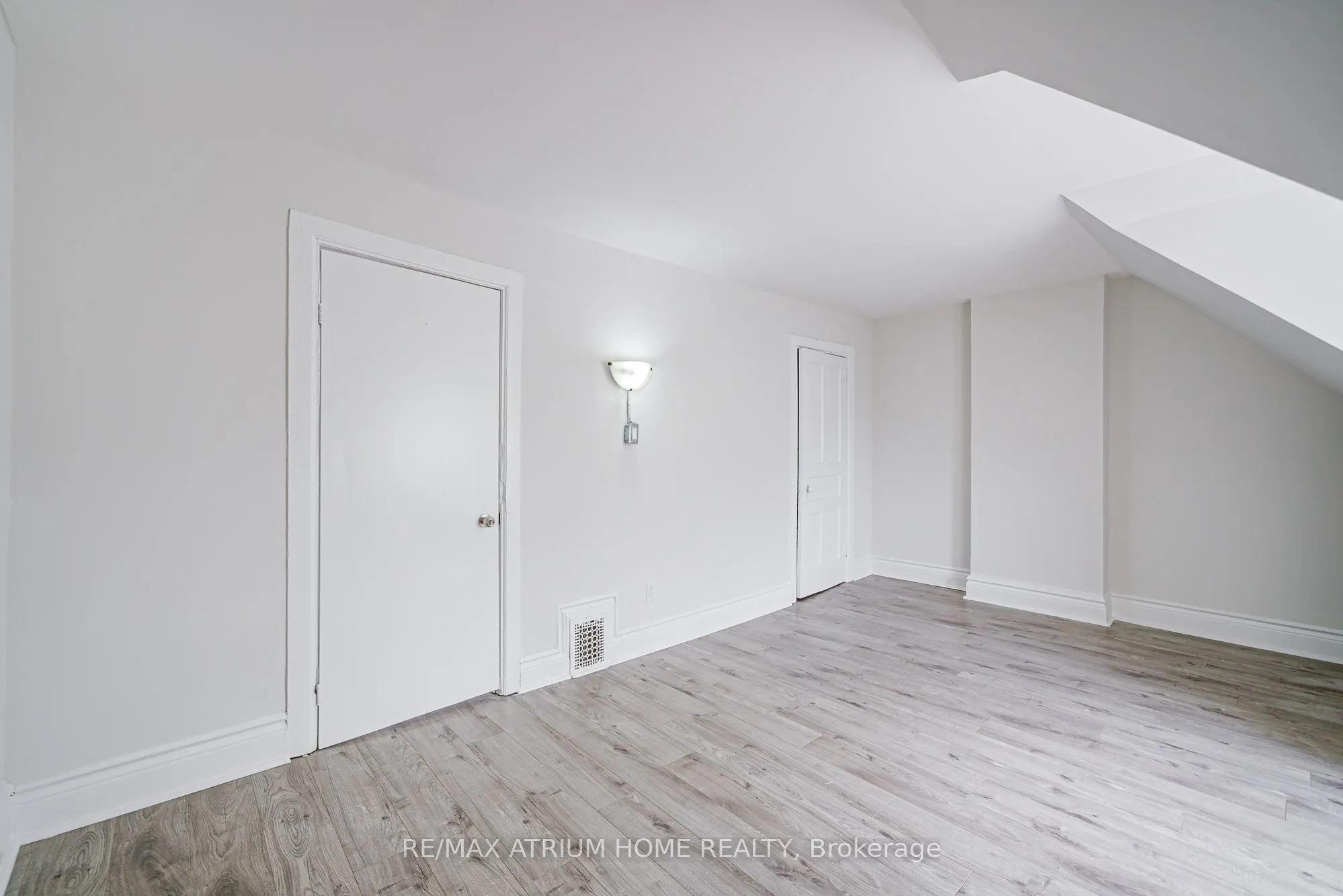 1000 Dundas Street W