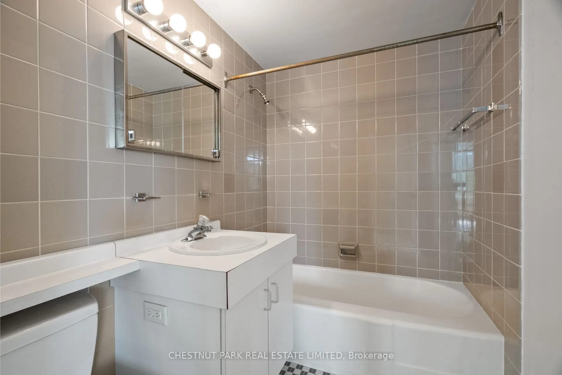 500 Avenue Road, #602