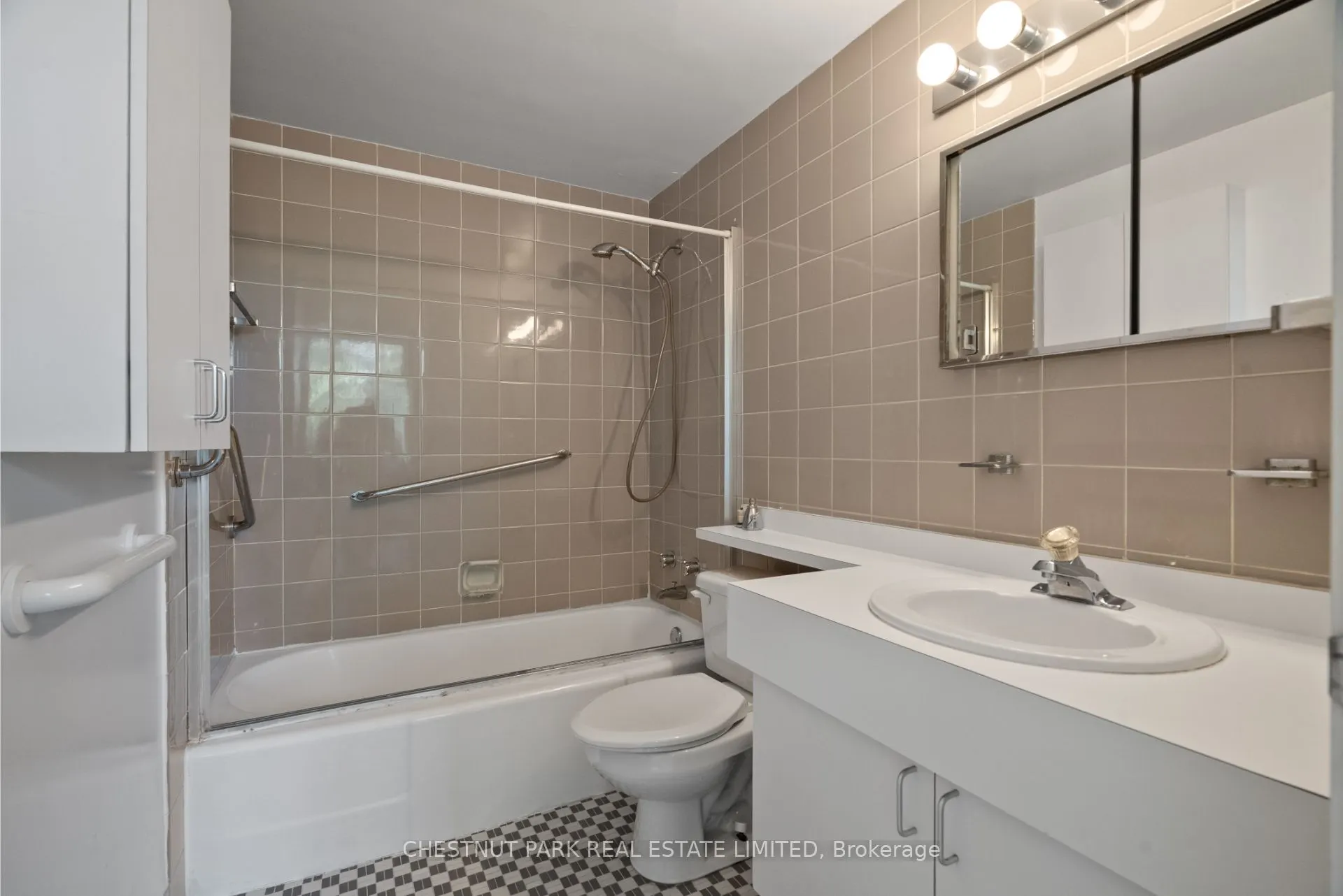 500 Avenue Road, #602