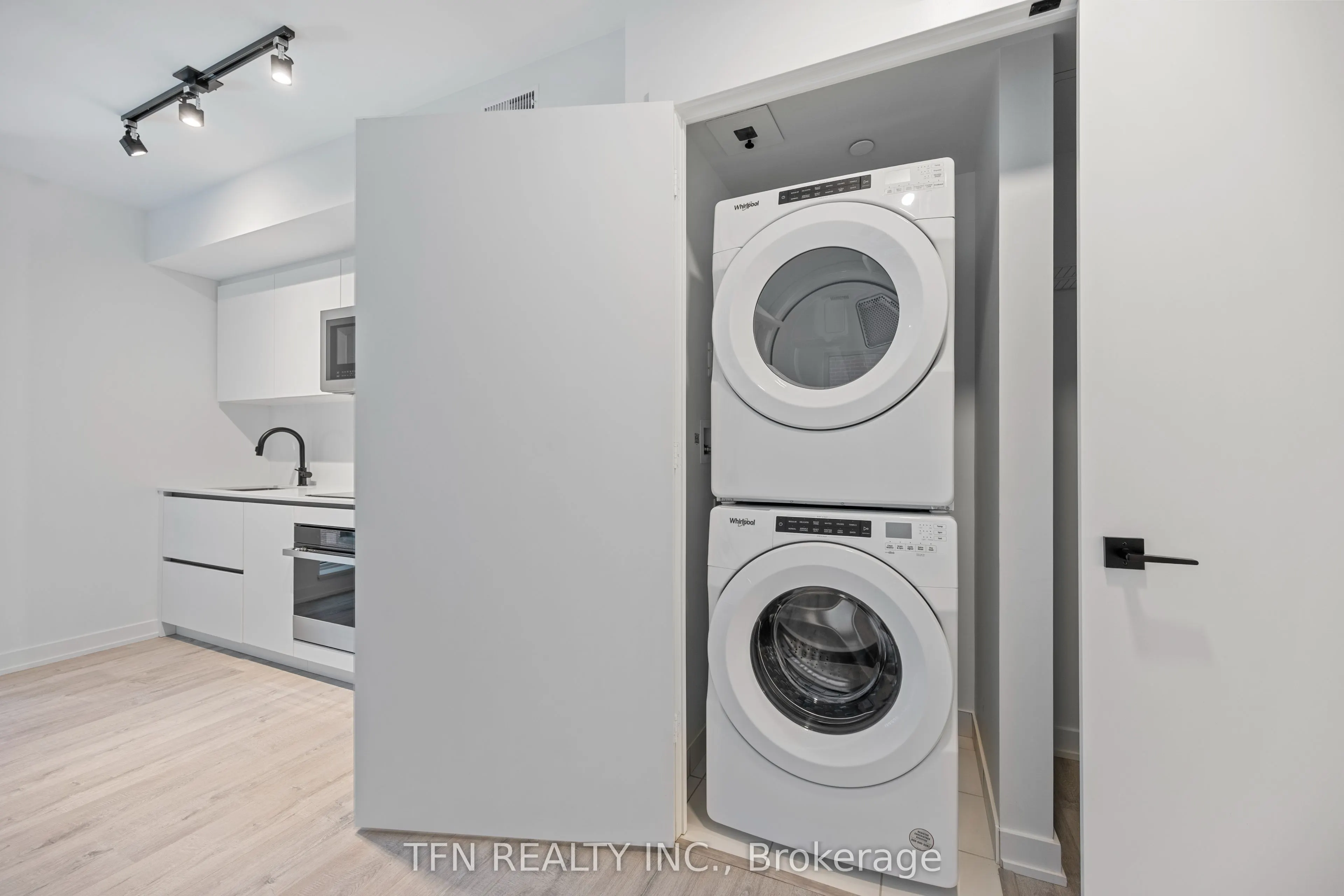 327 King Street W, #603