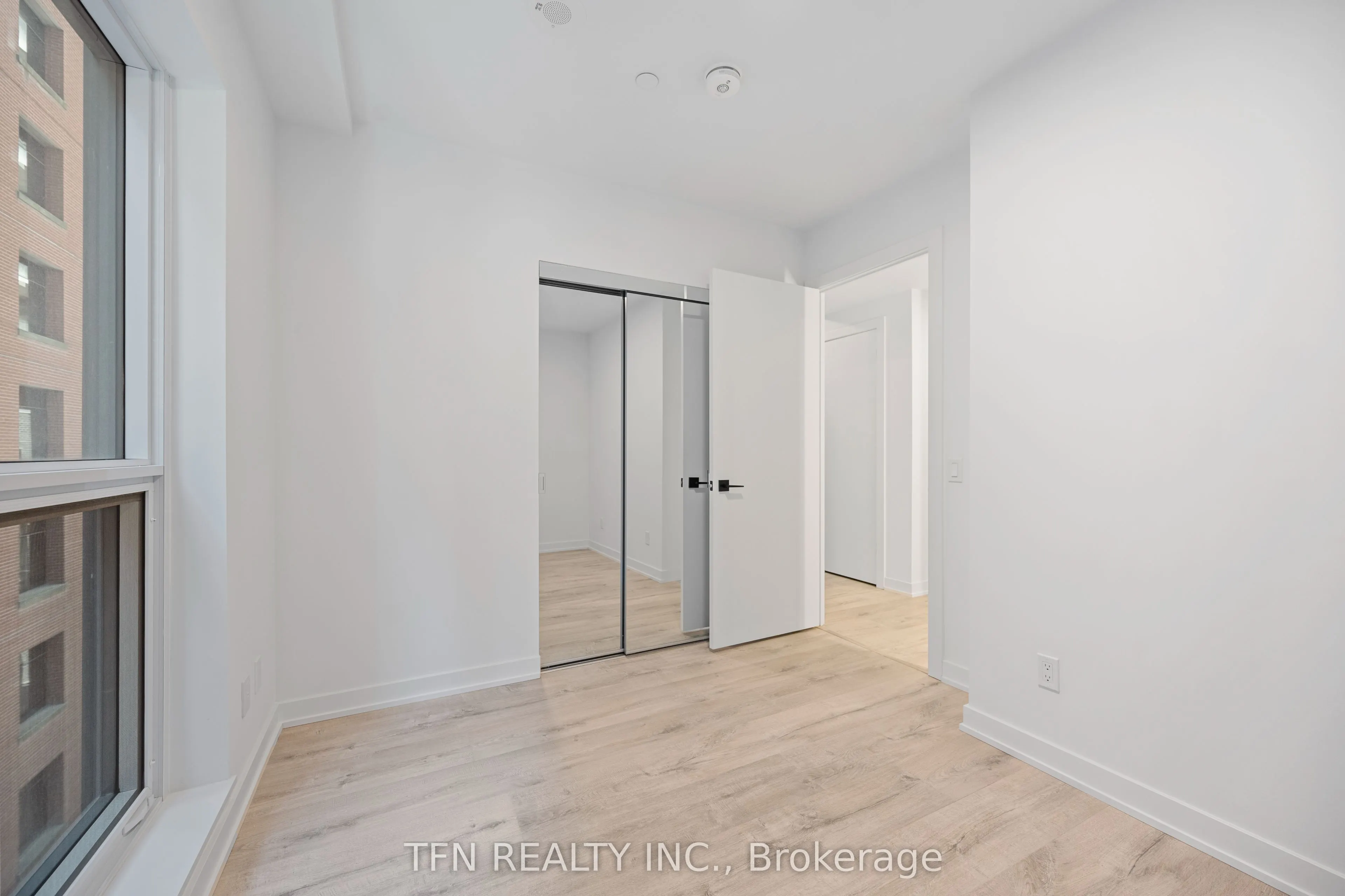 327 King Street W, #603