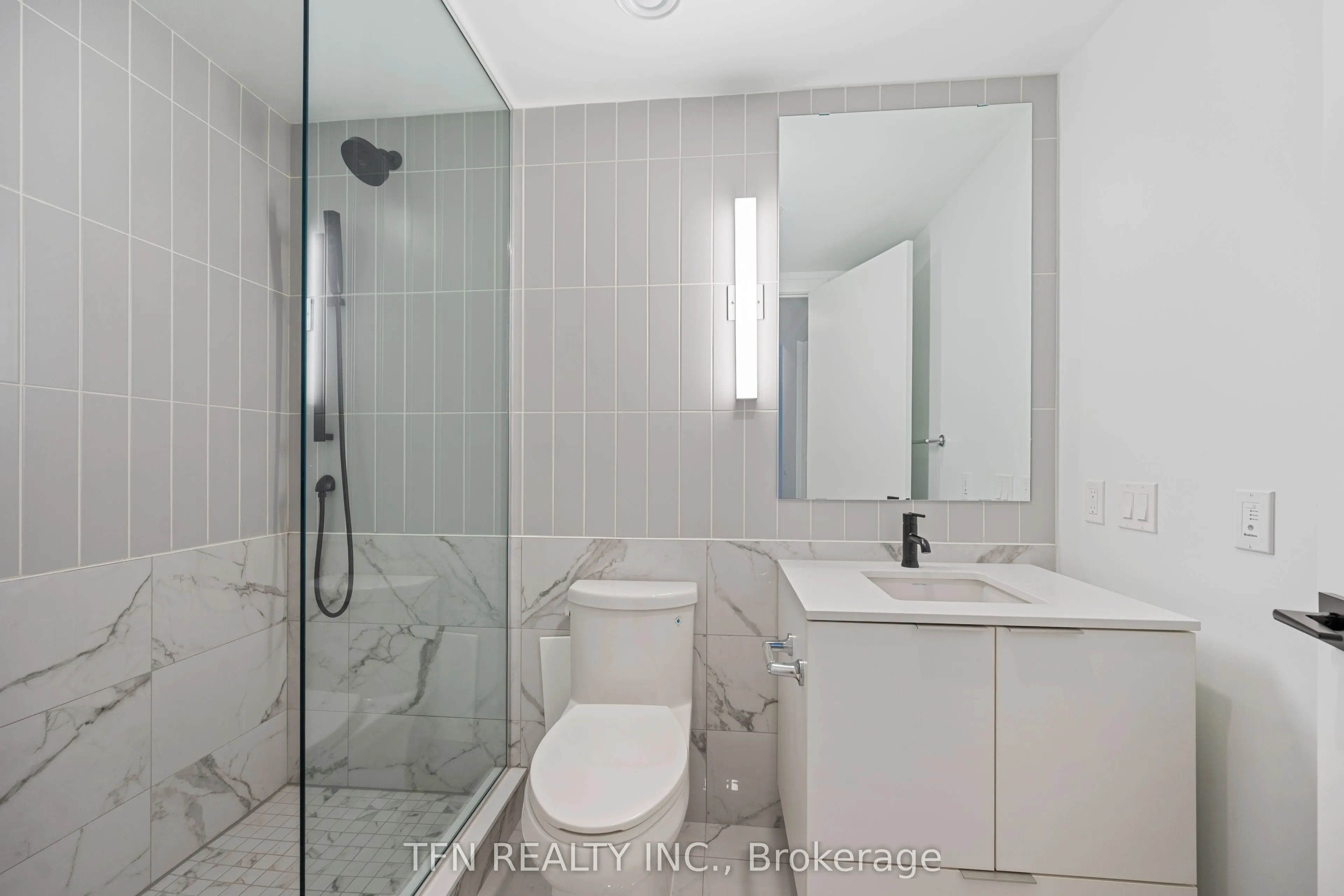 327 King Street W, #603