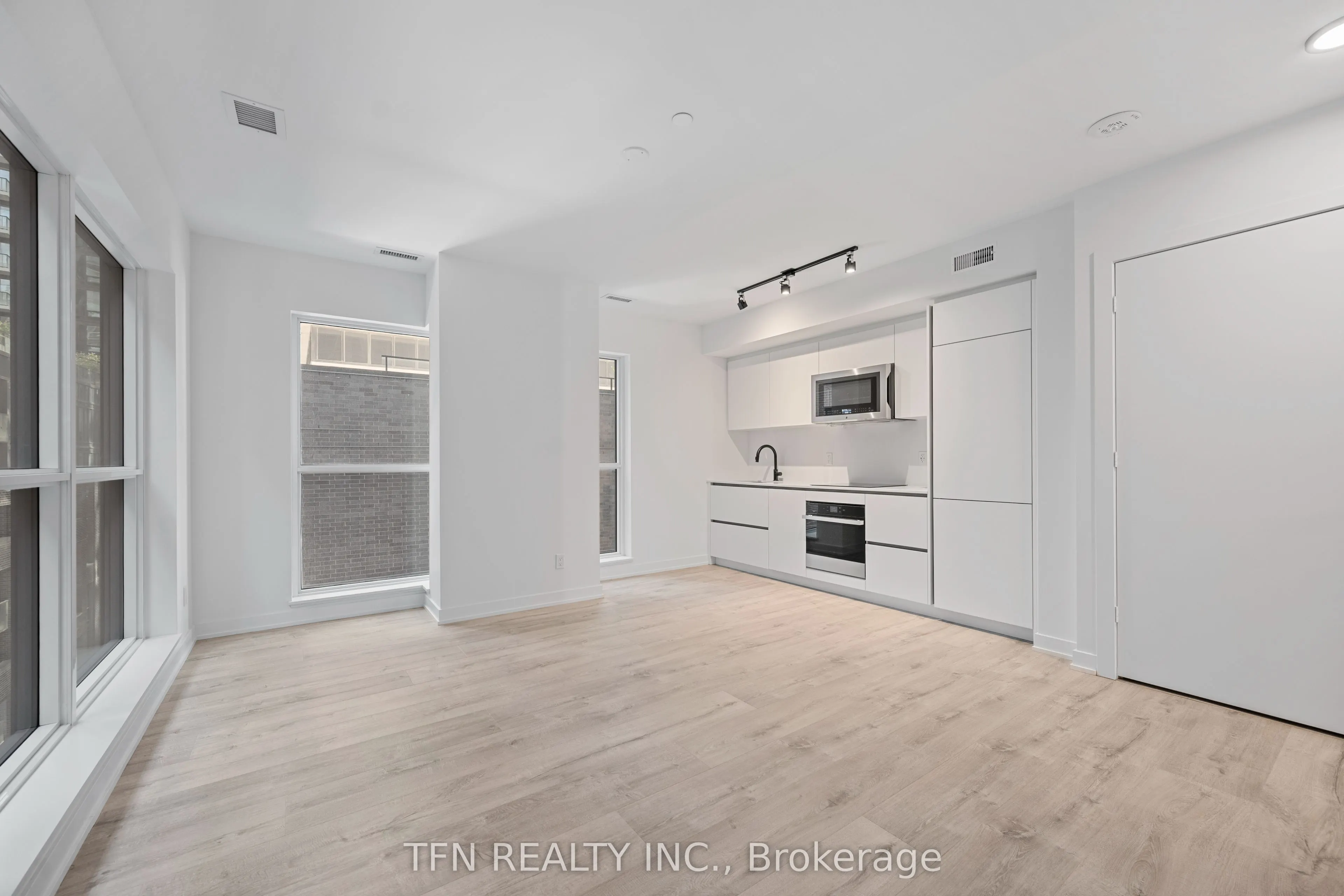 327 King Street W, #603