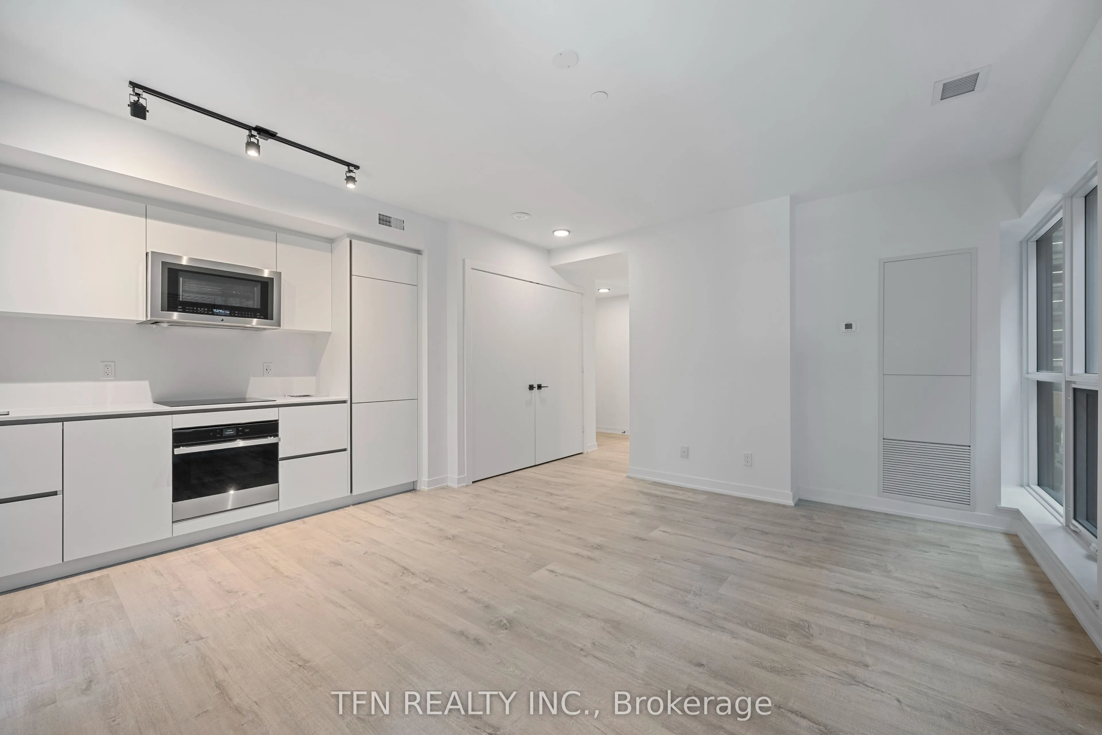 327 King Street W, #603