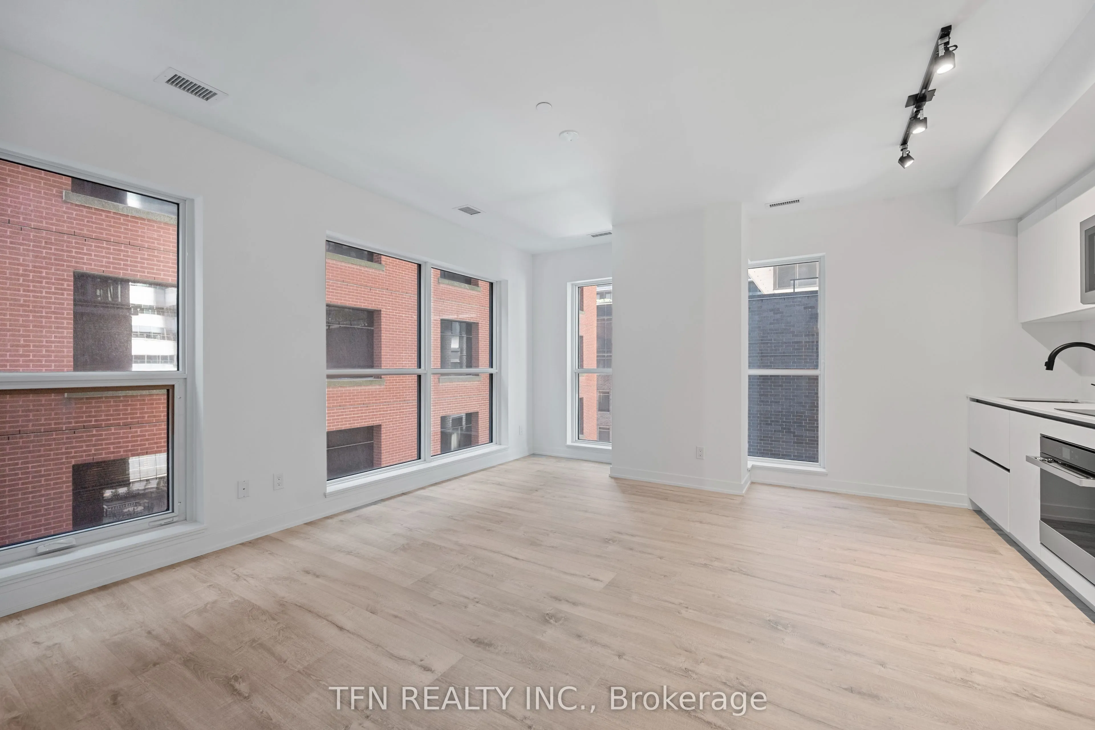 327 King Street W, #603