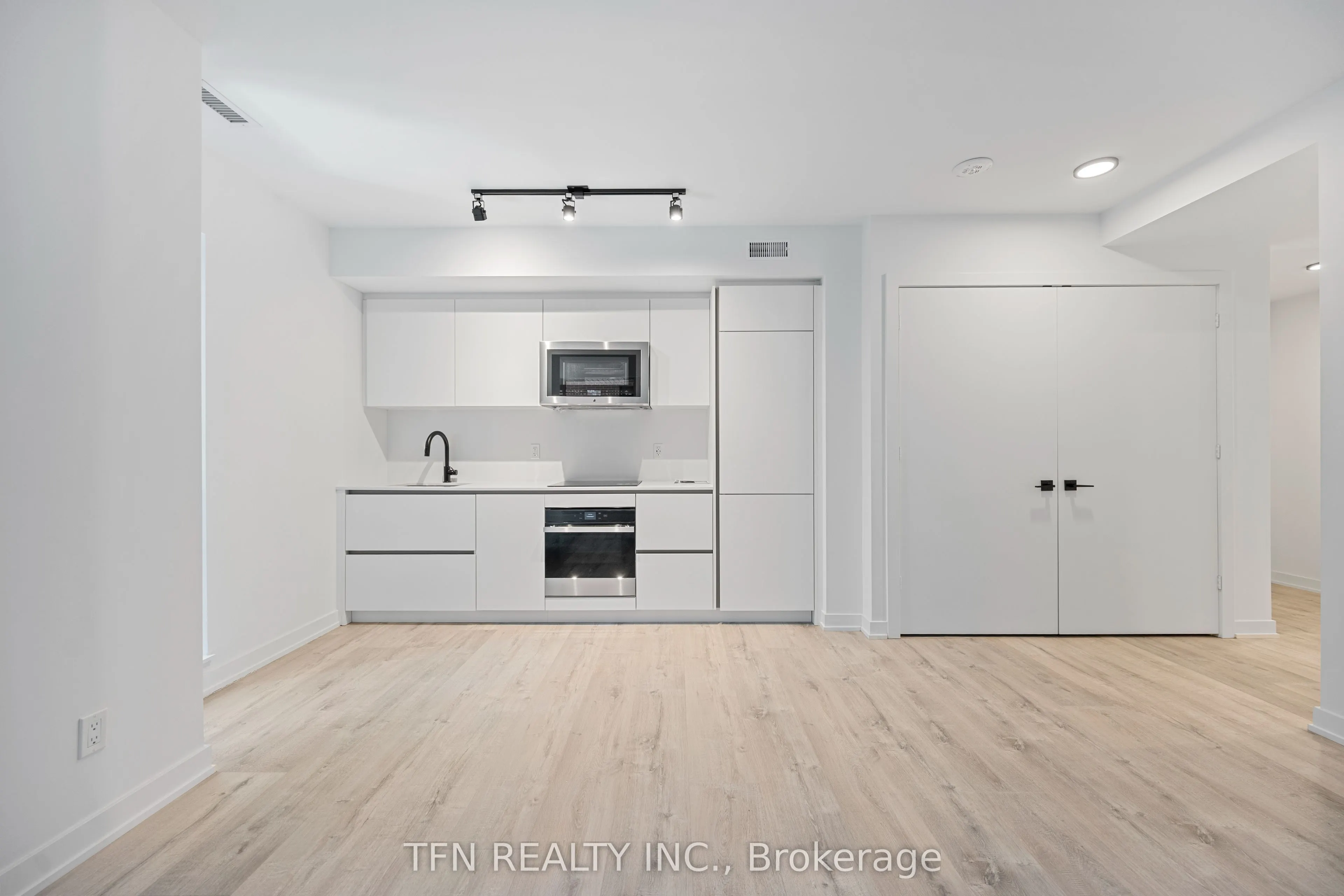 327 King Street W, #603