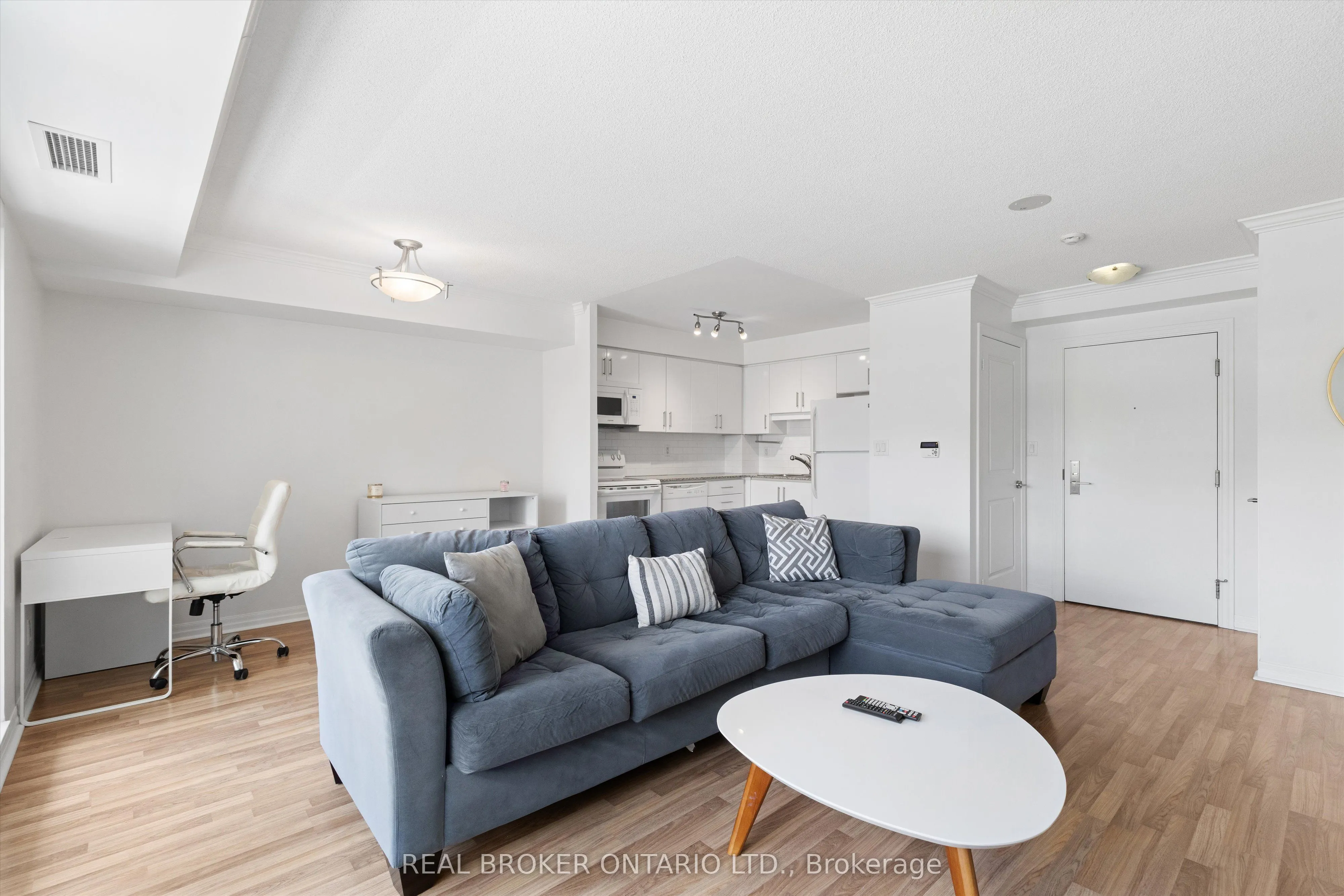 2035 Sheppard Avenue E, #216