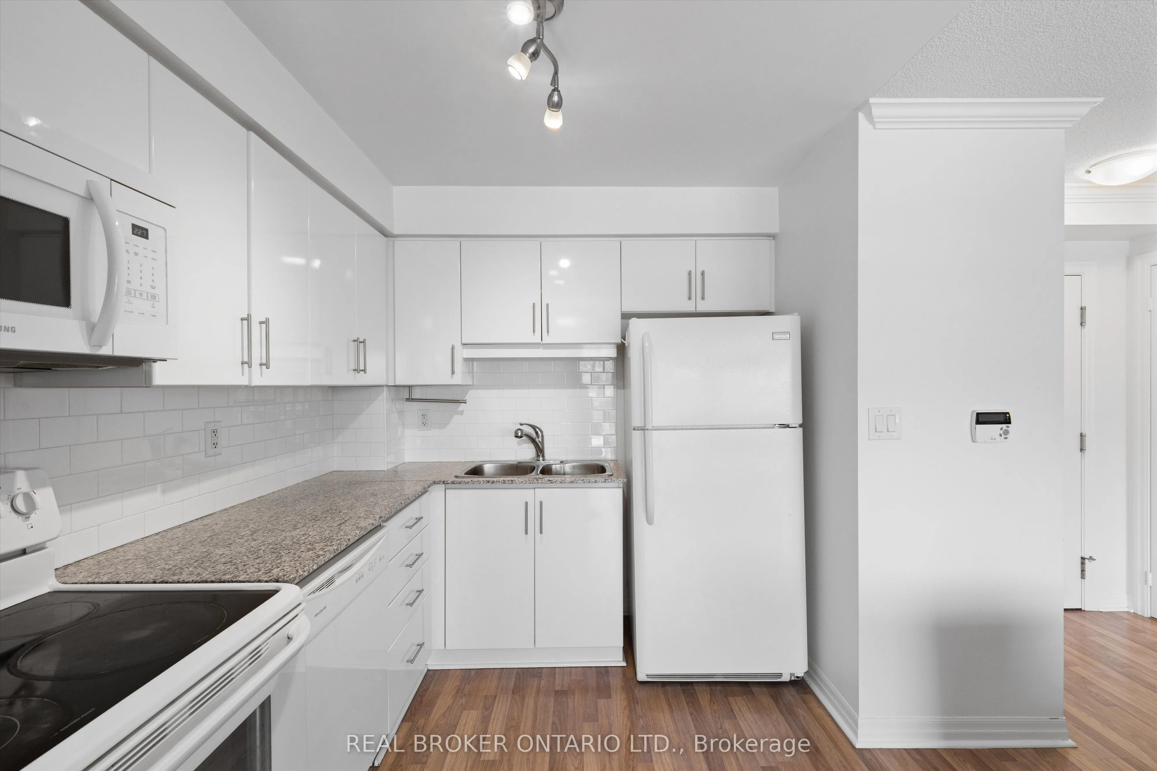 2035 Sheppard Avenue E, #216