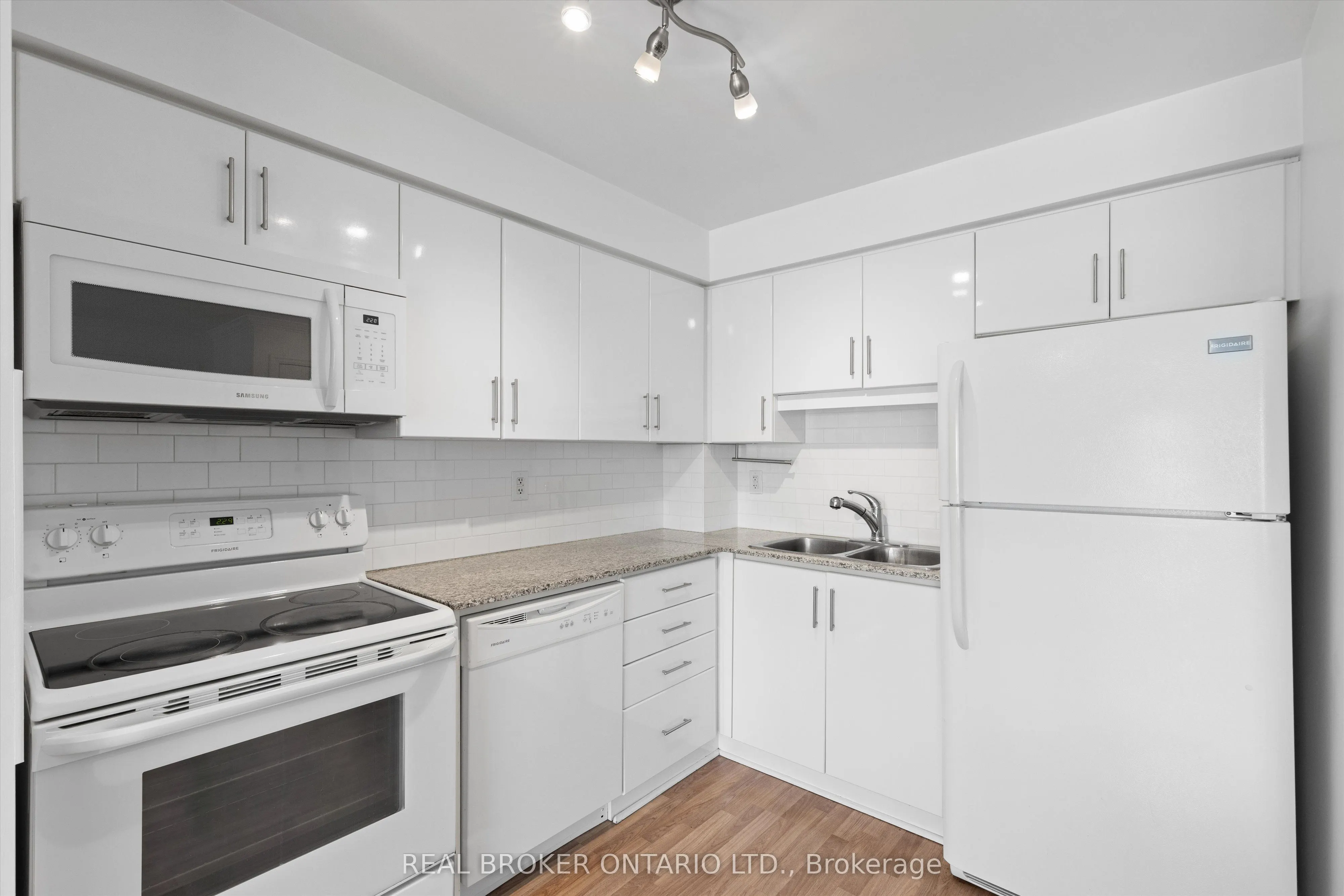 2035 Sheppard Avenue E, #216