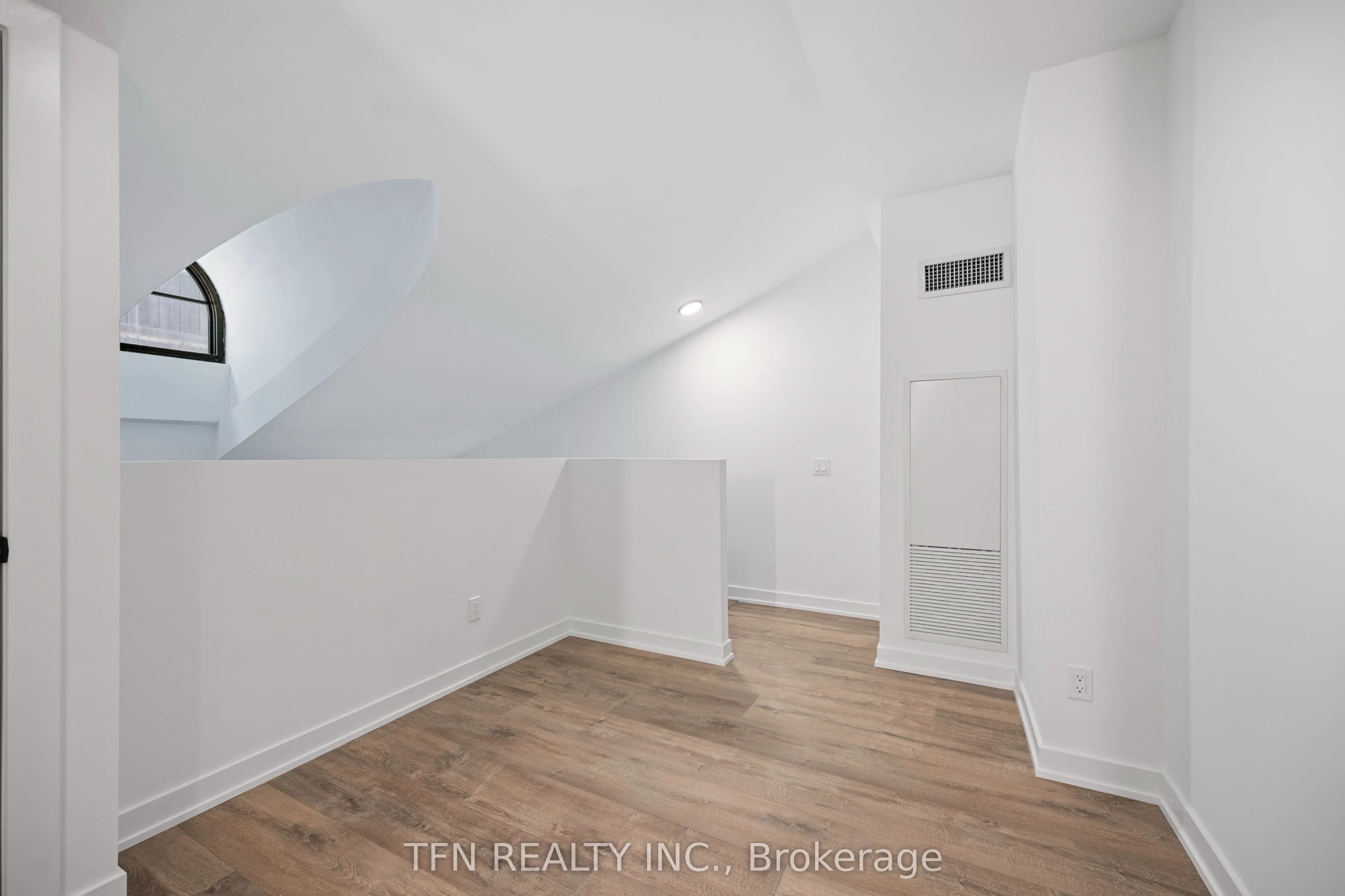 327 King Street W, #307