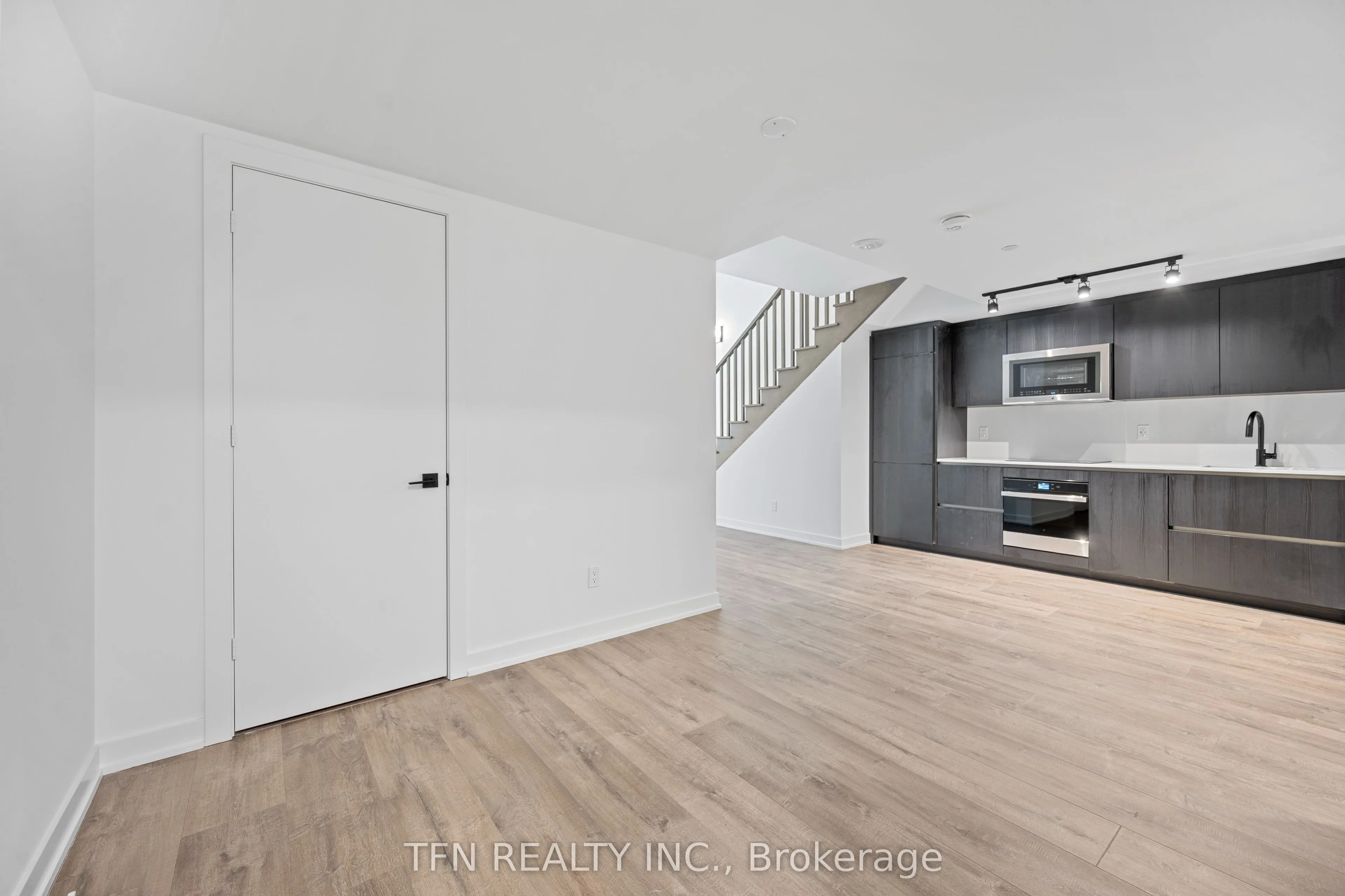 327 King Street W, #307