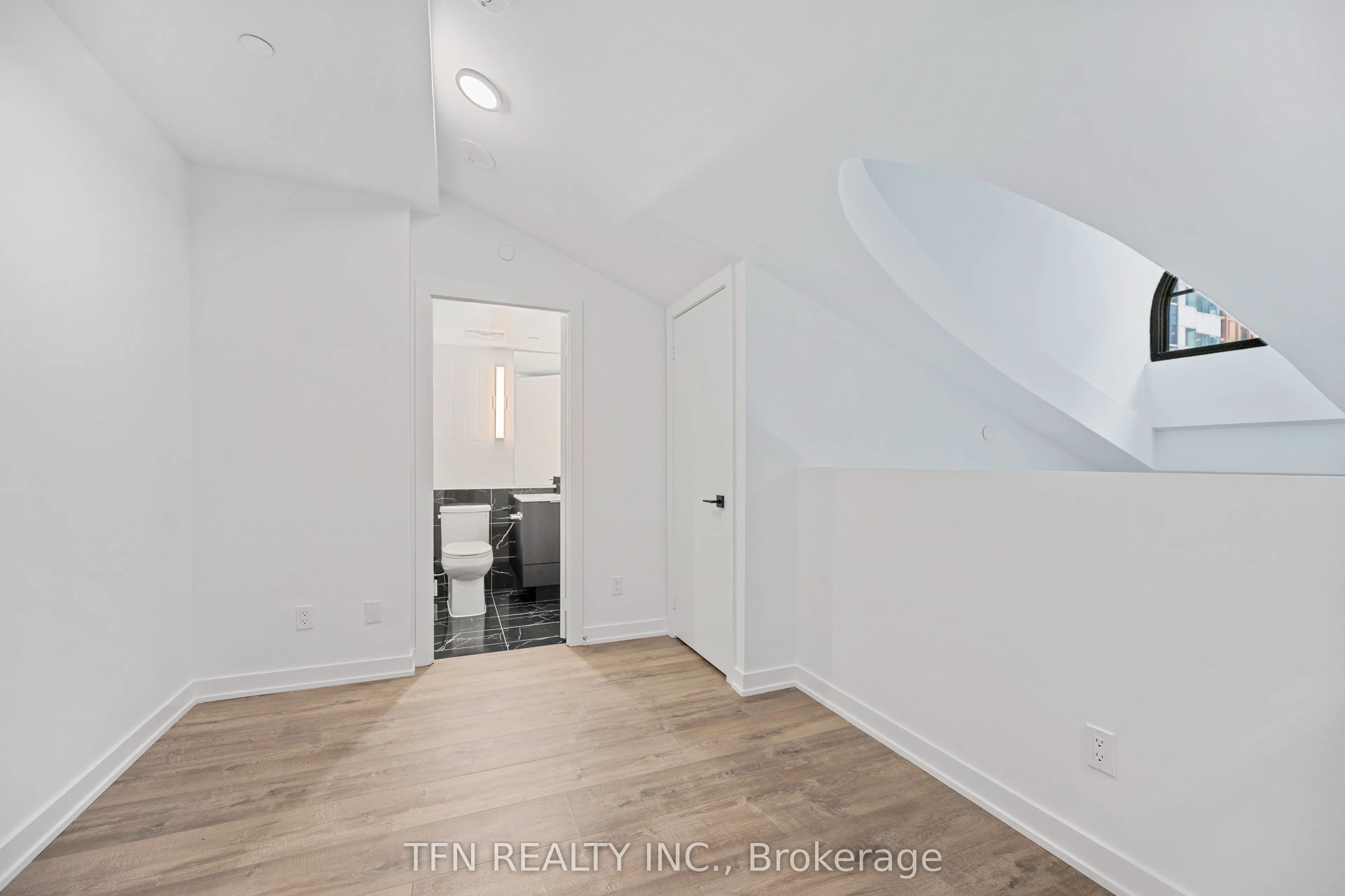 327 King Street W, #307