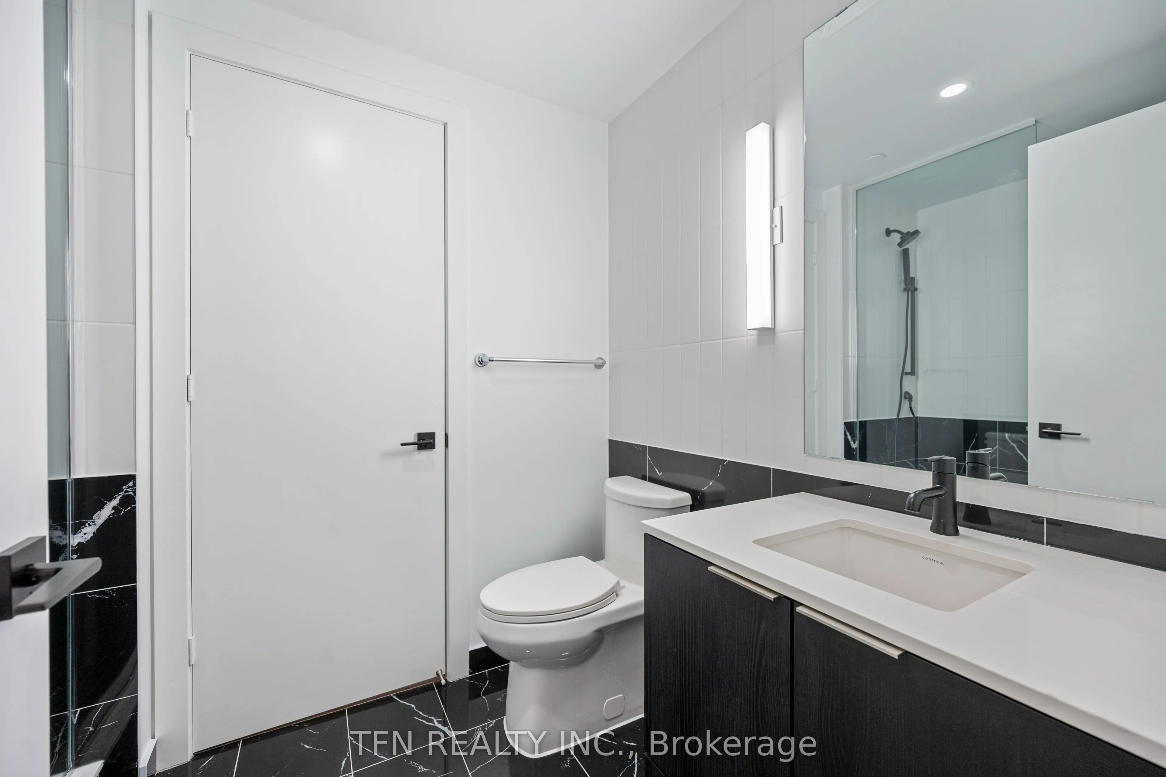 327 King Street W, #307