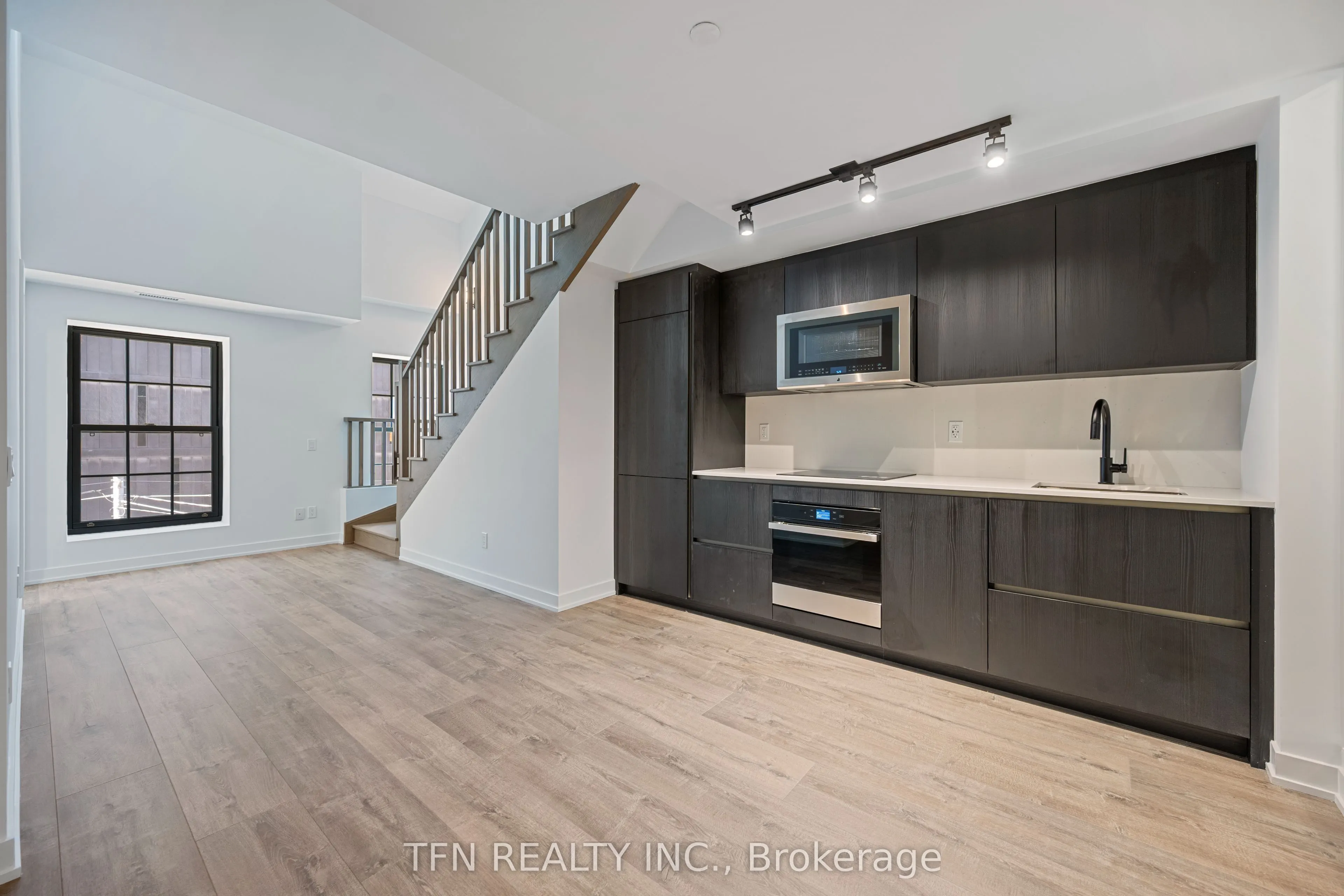 327 King Street W, #307