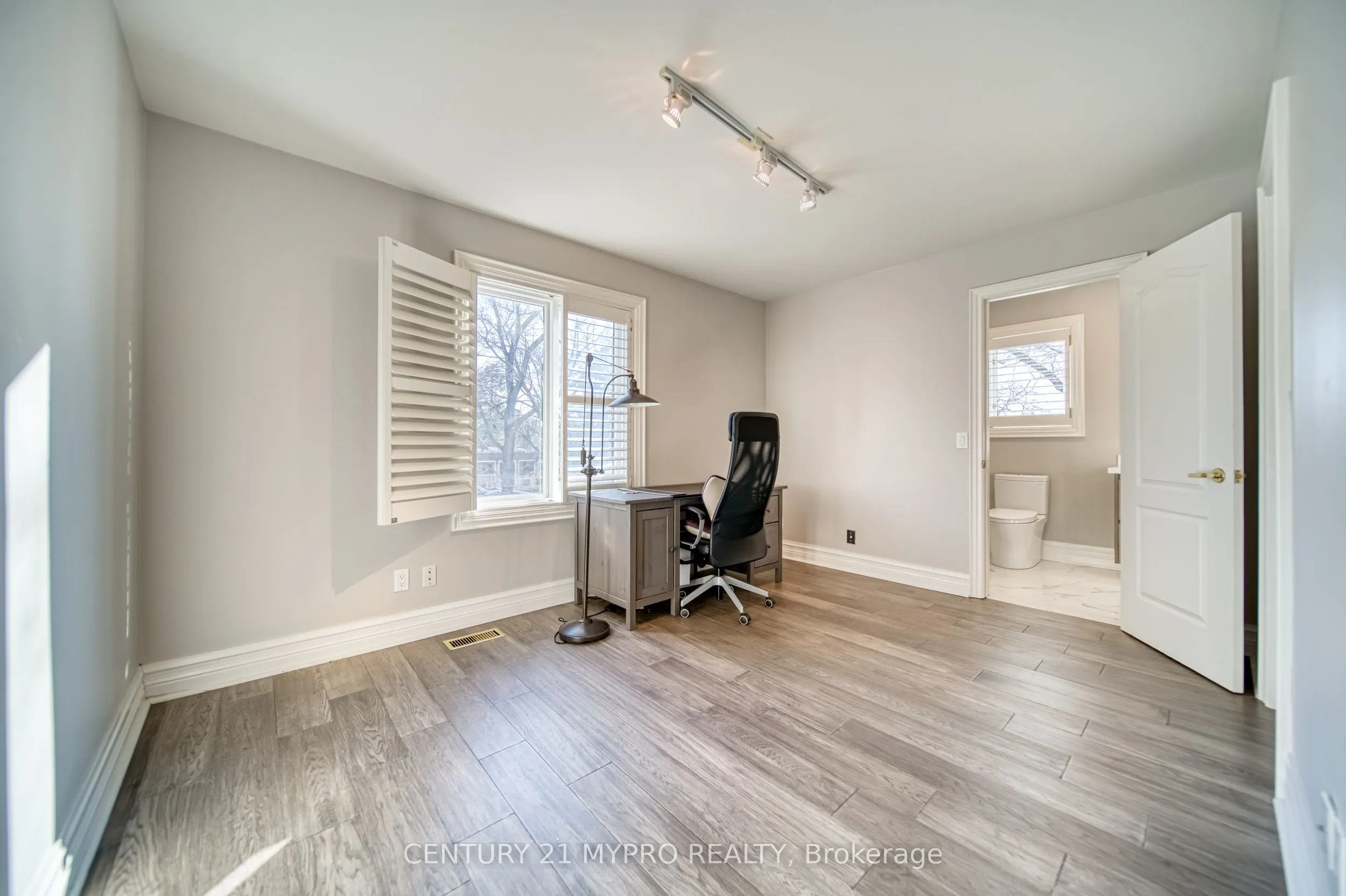 17 Aldershot Crescent