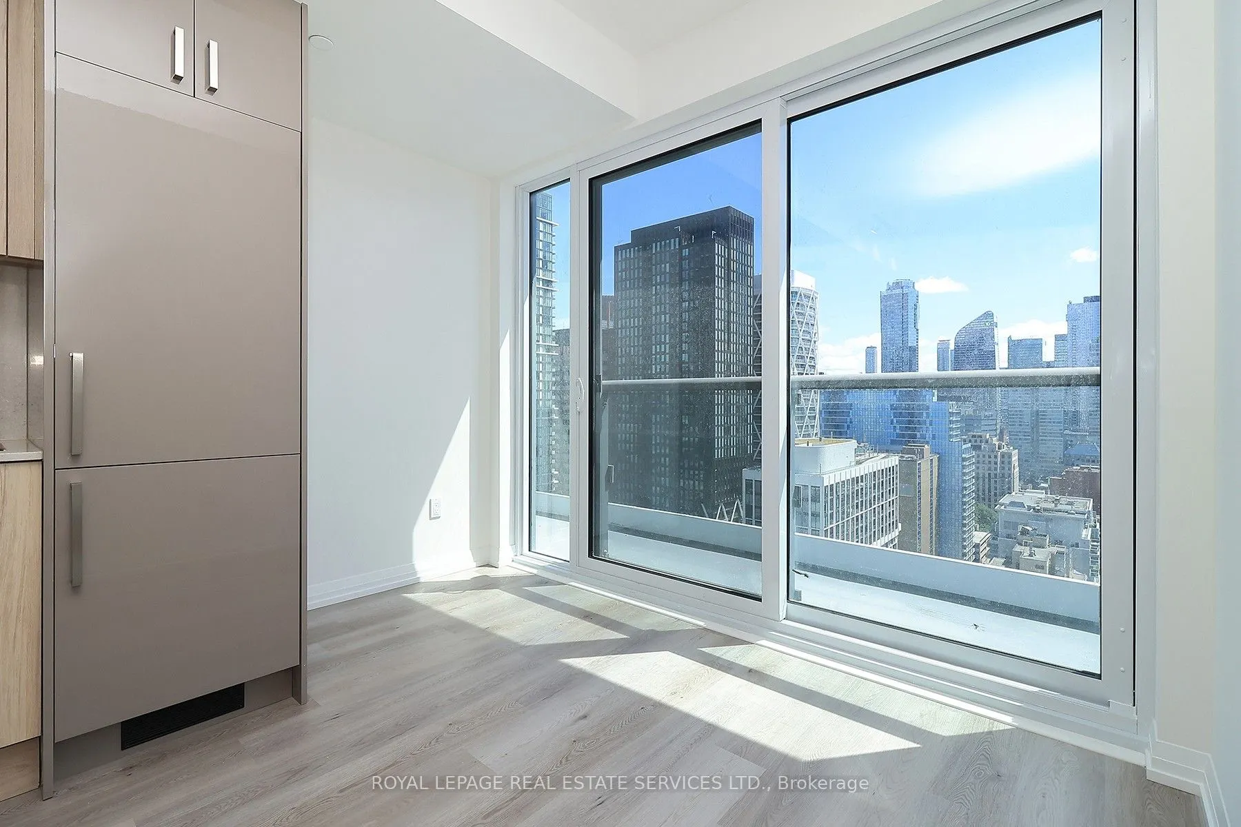 280 Dundas Street W, #2408