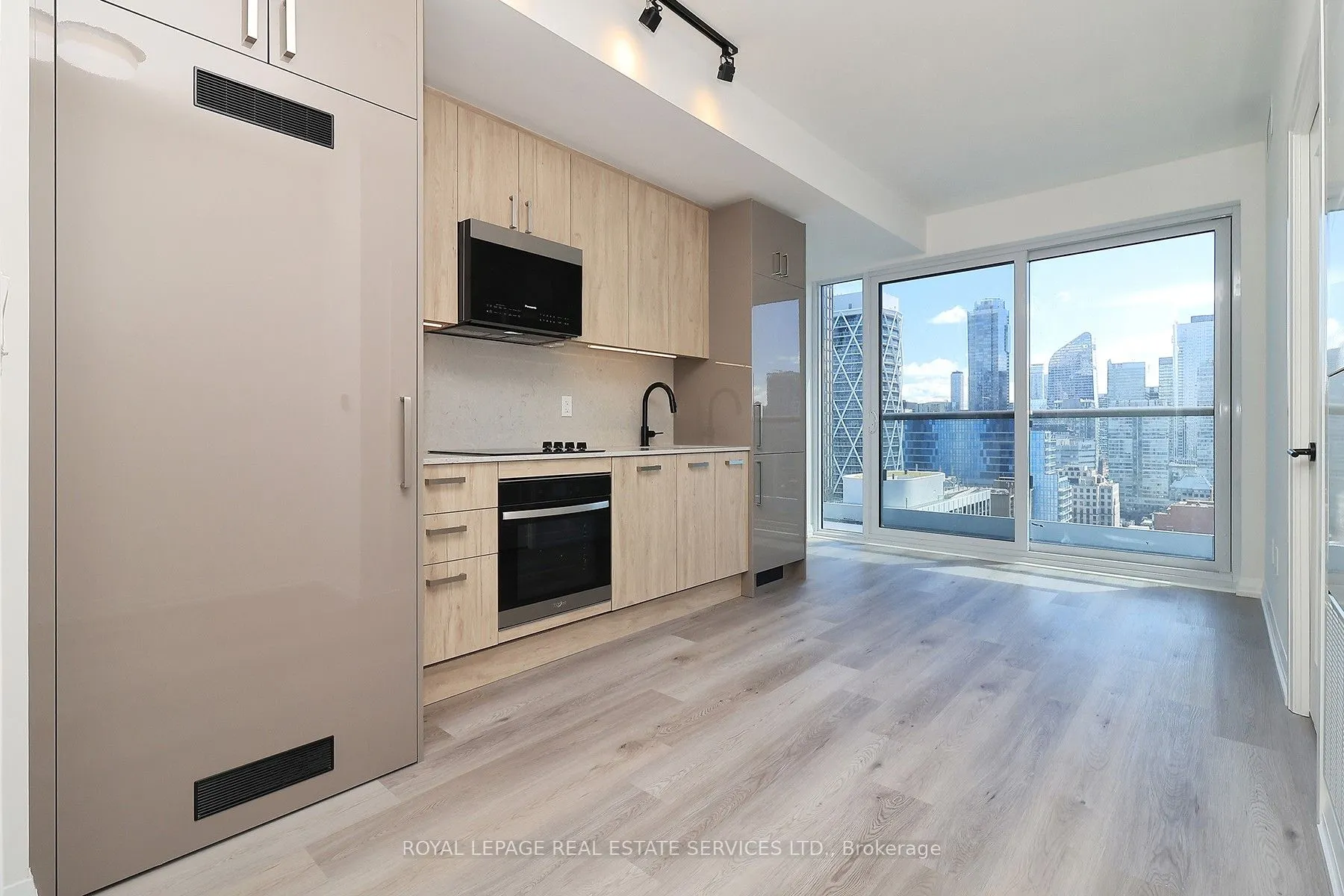 280 Dundas Street W, #2408