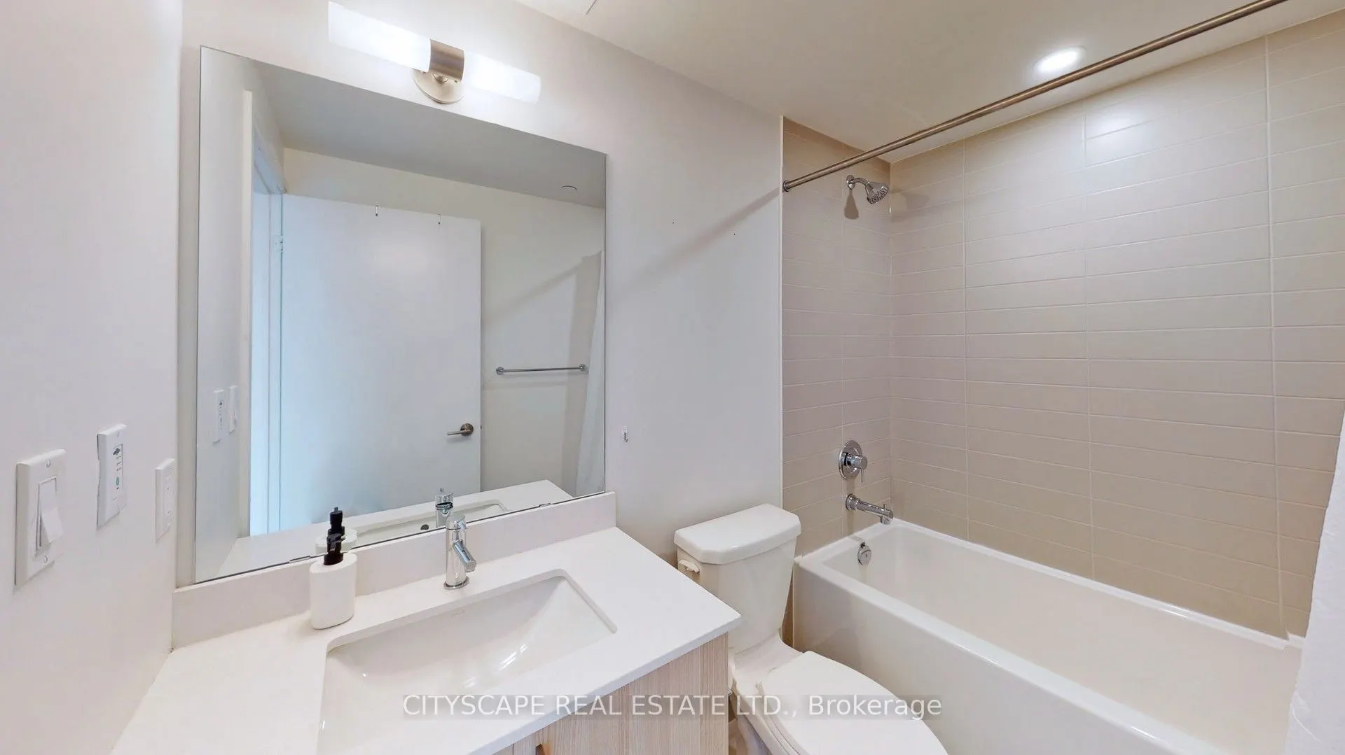 27 Bathurst Street, #703W