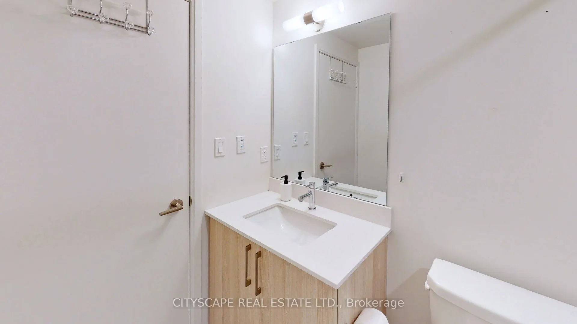 27 Bathurst Street, #703W