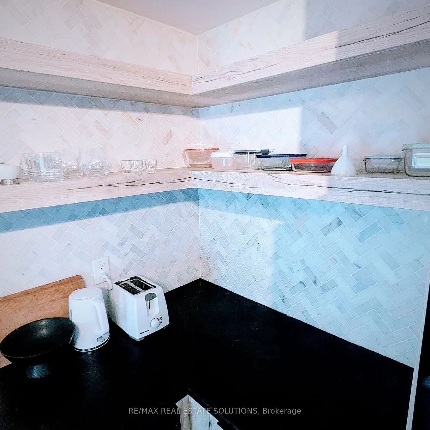 206 Bathurst Street, #Upper