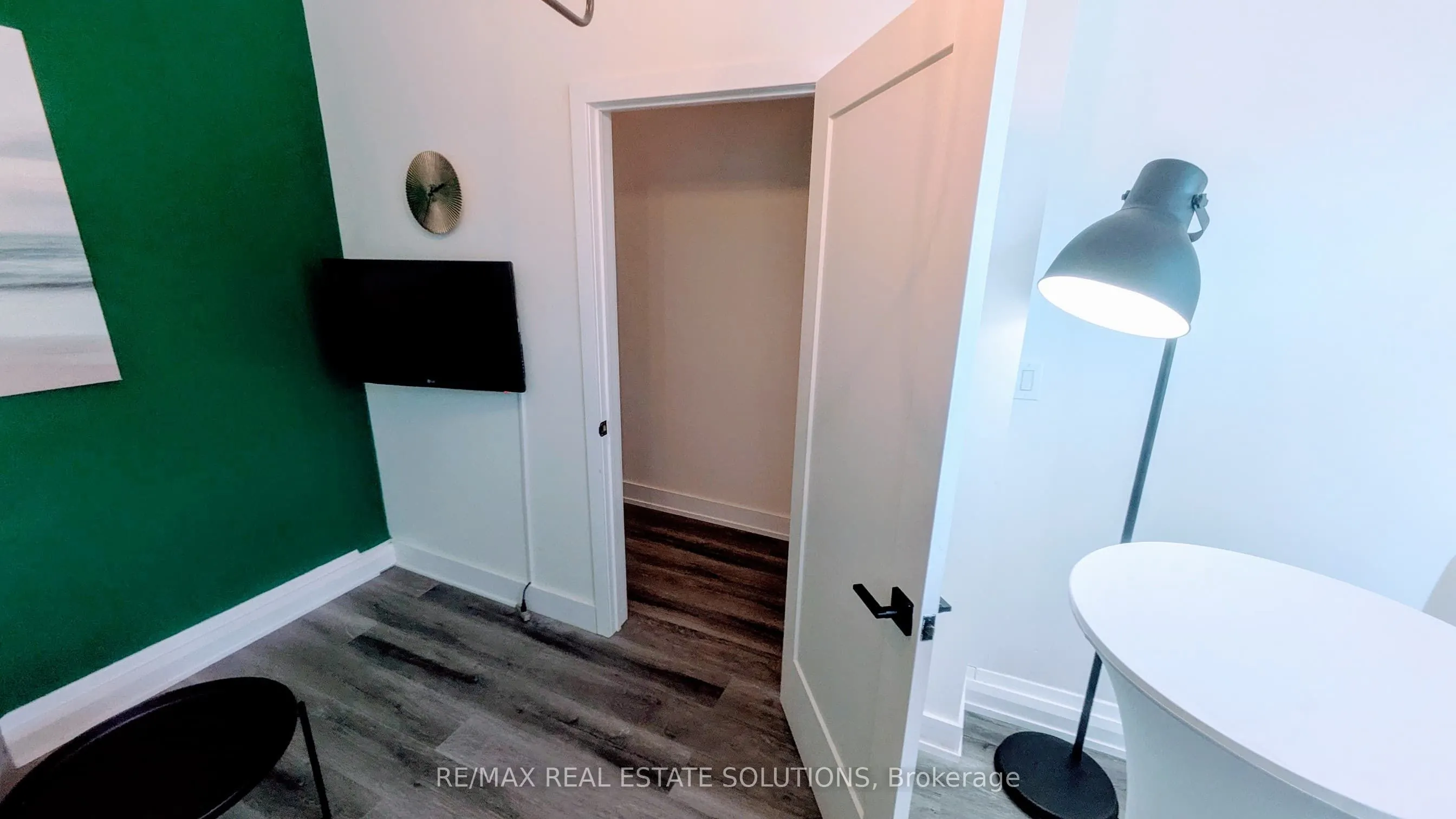 206 Bathurst Street, #Lower