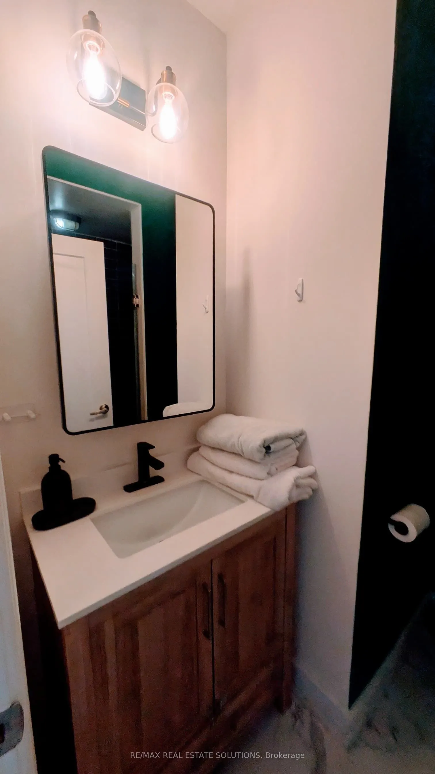 206 Bathurst Street, #Lower