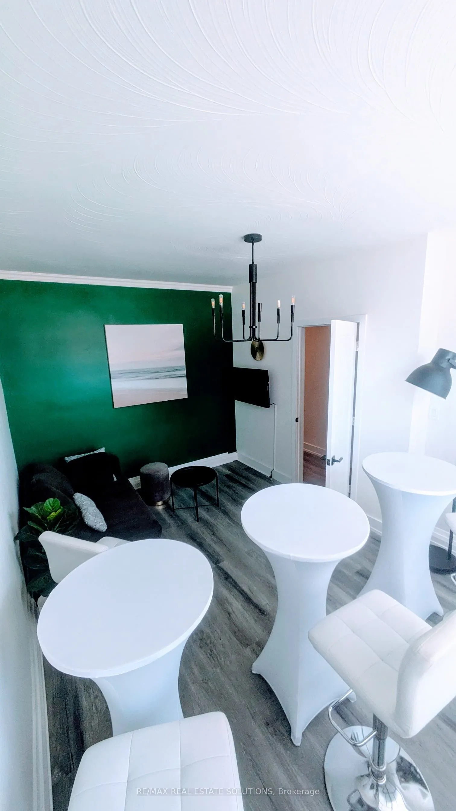 206 Bathurst Street, #Lower