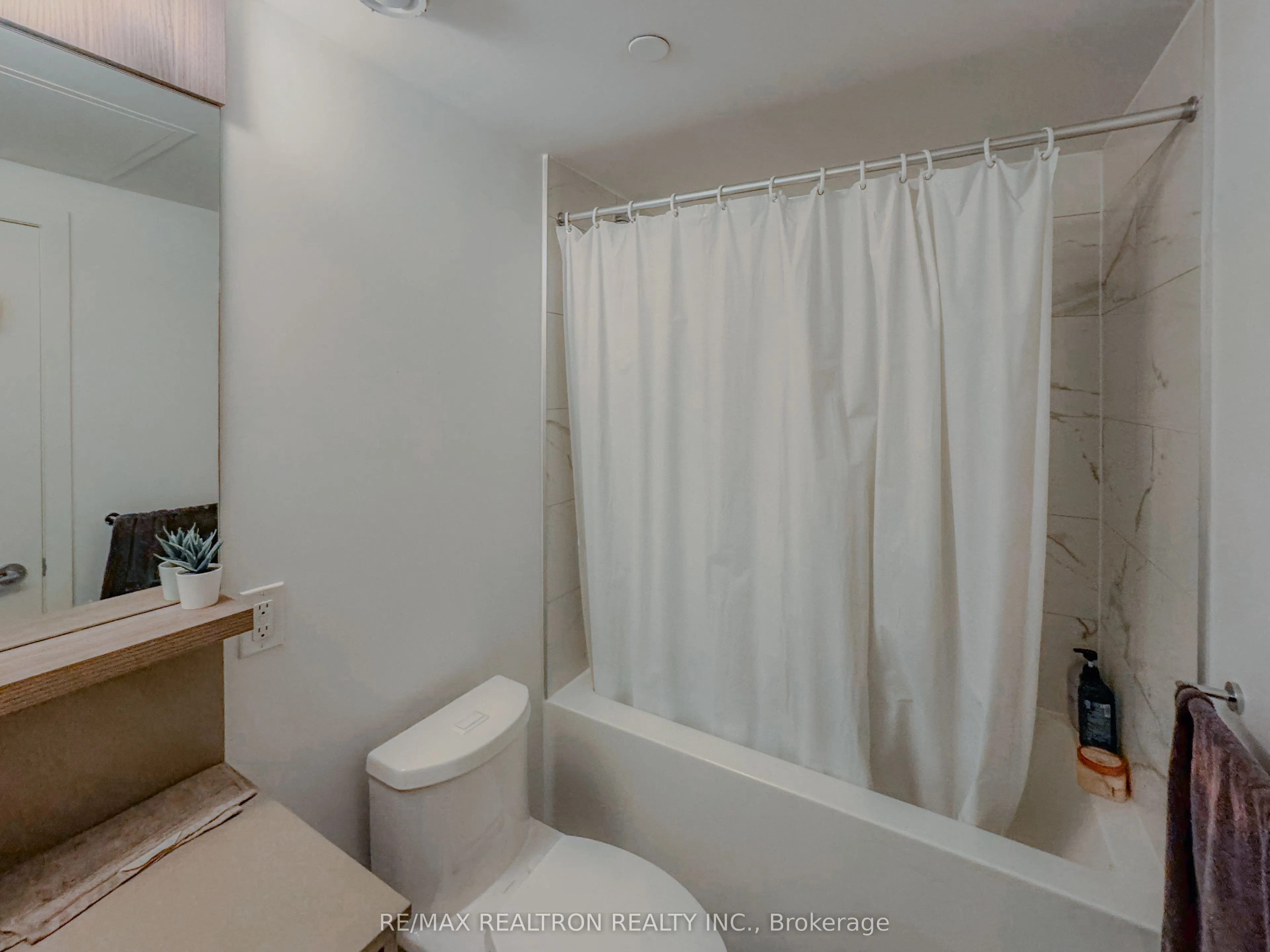 85 Wood Street, #4017