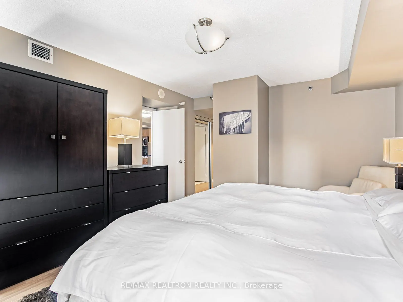 200 Victoria Street, #1518